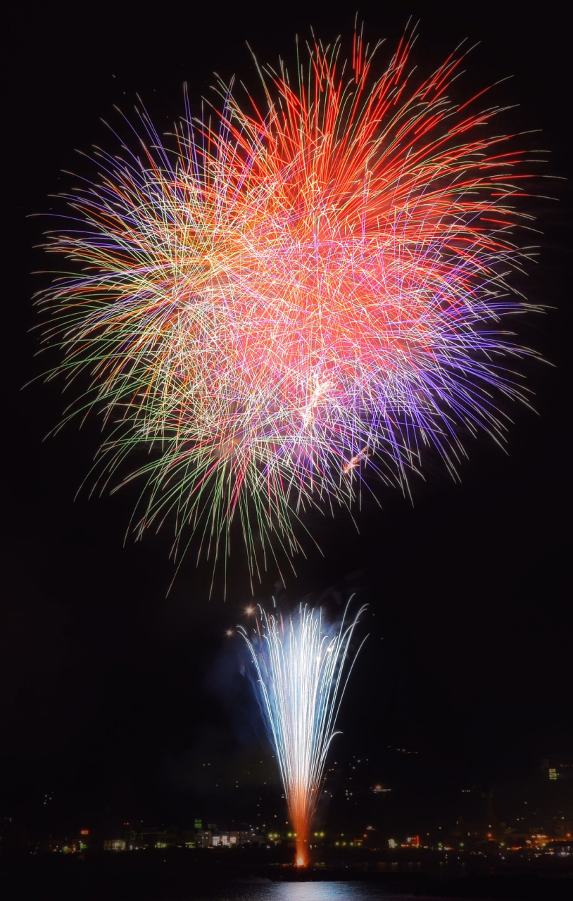 烟花焰火如"飞龙",流光溢彩点夜空,年味浓!