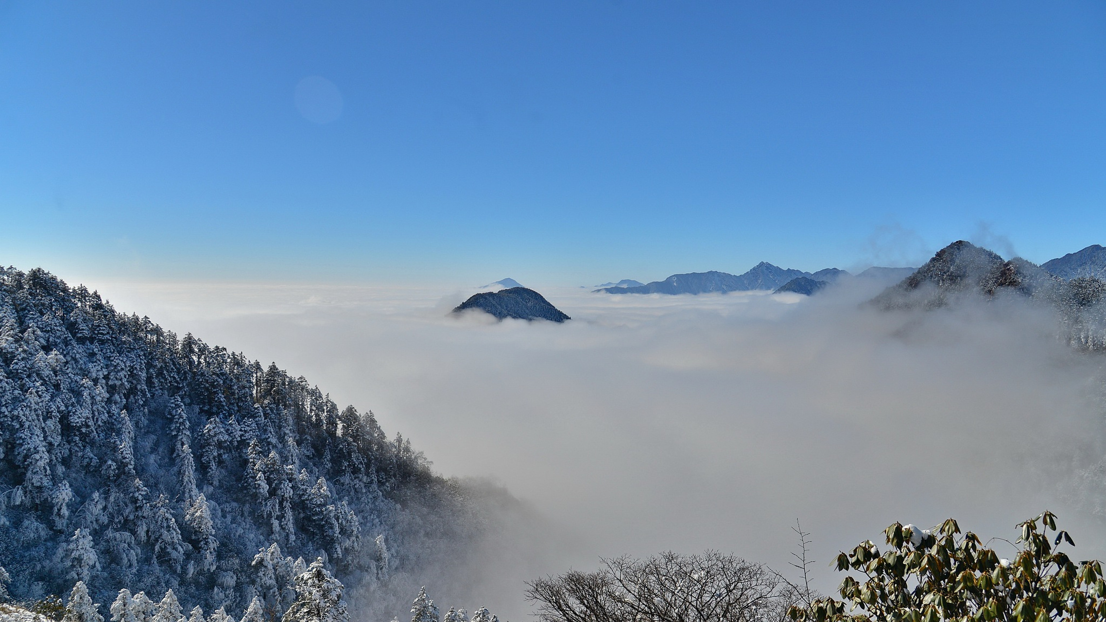 西岭雪山风景名胜区的魅力不仅在于高耸入云的大雪山,还有其多变的