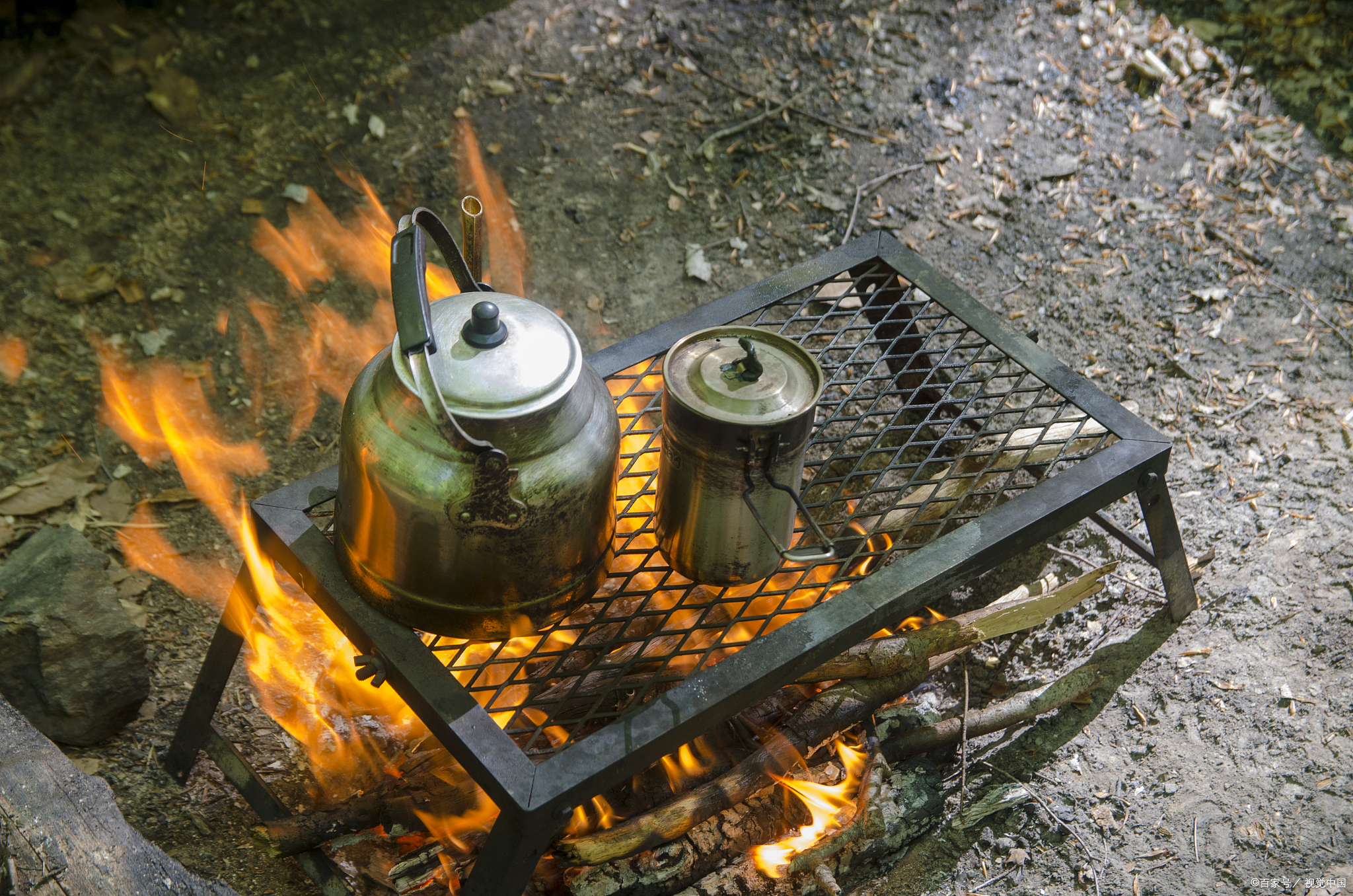 在这悠长岁月里,不必沉溺于往昔云烟,对故人思故国