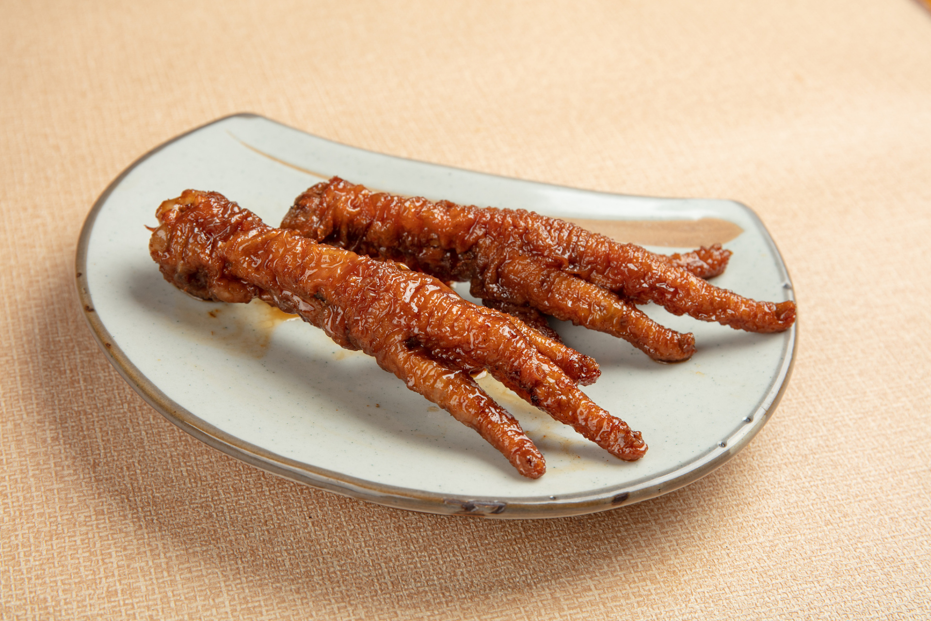 酱鸡爪子是美味的家常菜,需要选好食材,焯烫,煎制和腌制等步骤.