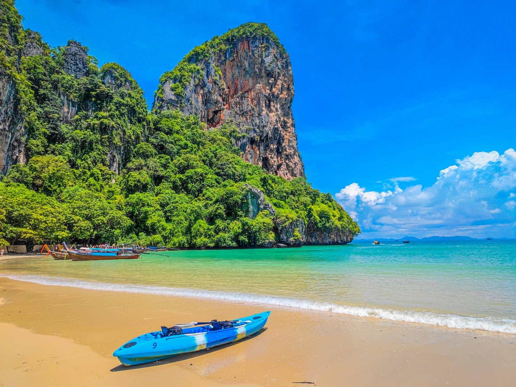 292929)属于泰王国普吉府管辖,面积543平方千米,是泰国最大的岛