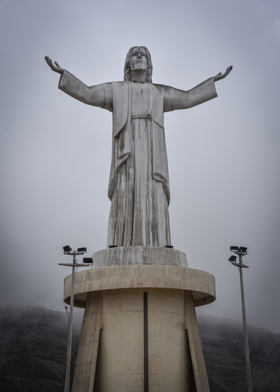 巴西里约热内卢的救世主耶稣基督像是一座世界闻名的地标建筑,它代表