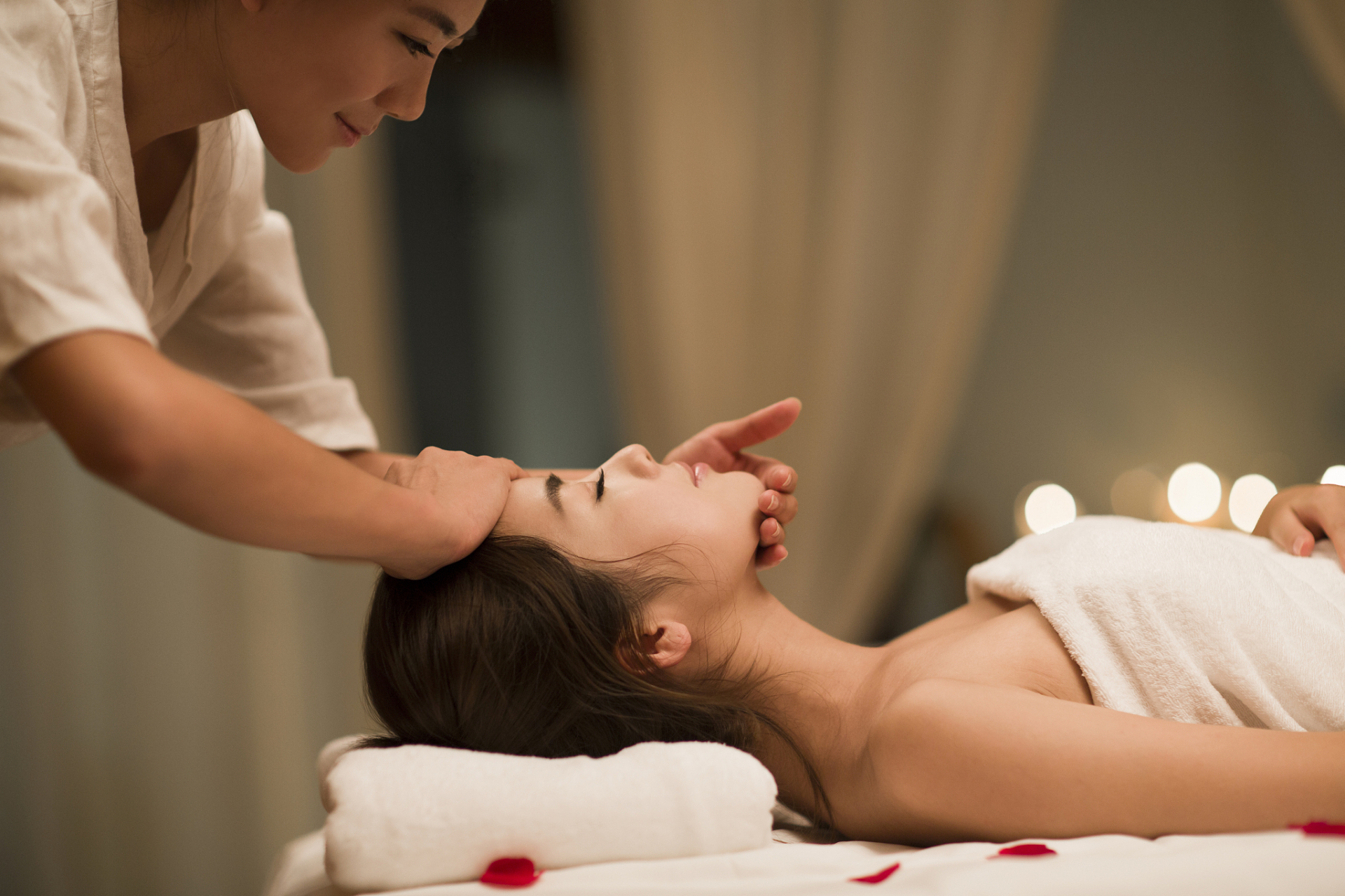 哪些人不适合做全身按摩? 患有慢性病和体弱的病人,或者严重心血管疾