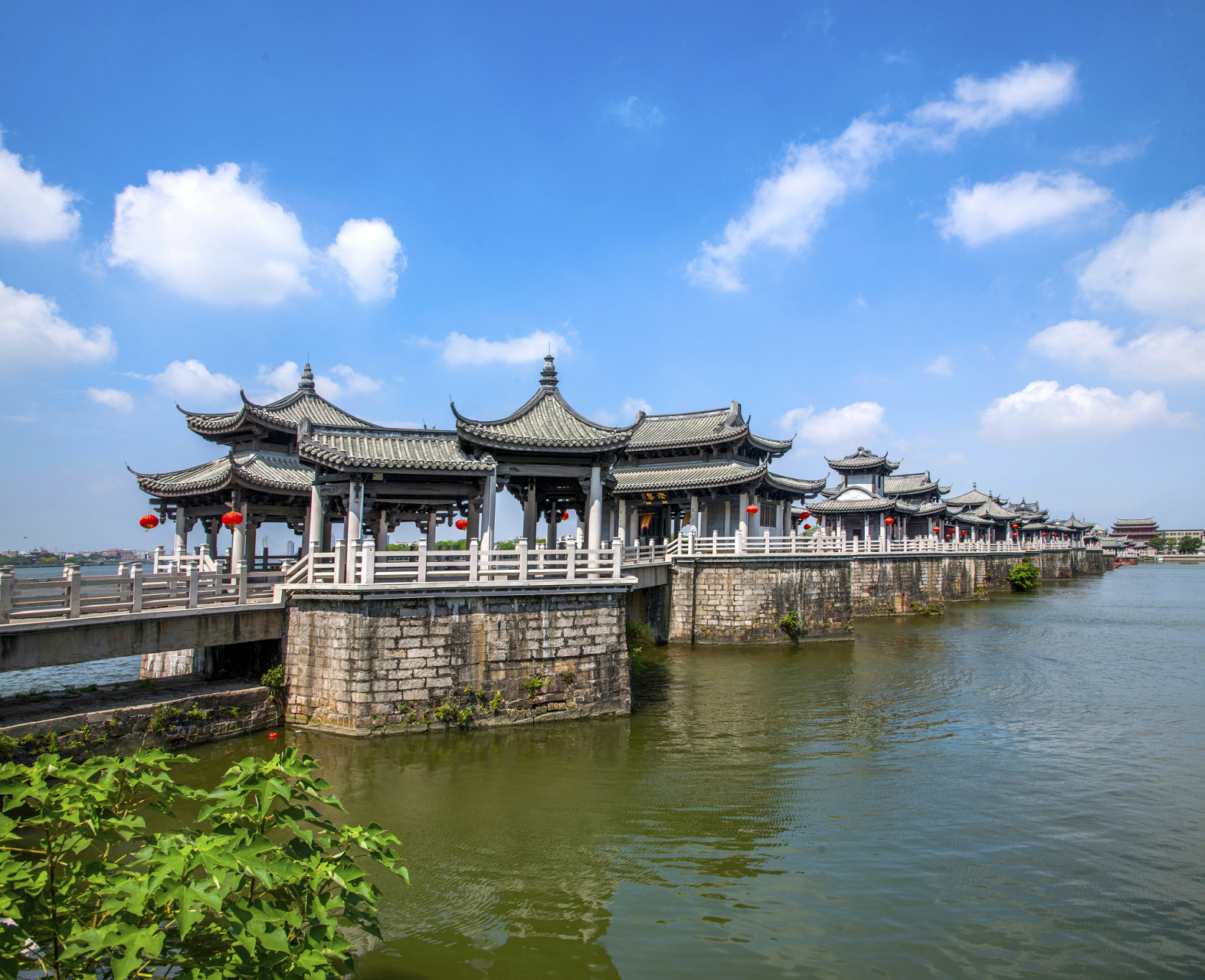 广济桥是一座位于广东潮州的古桥,是潮州古城的一颗璀璨明珠,也是中国