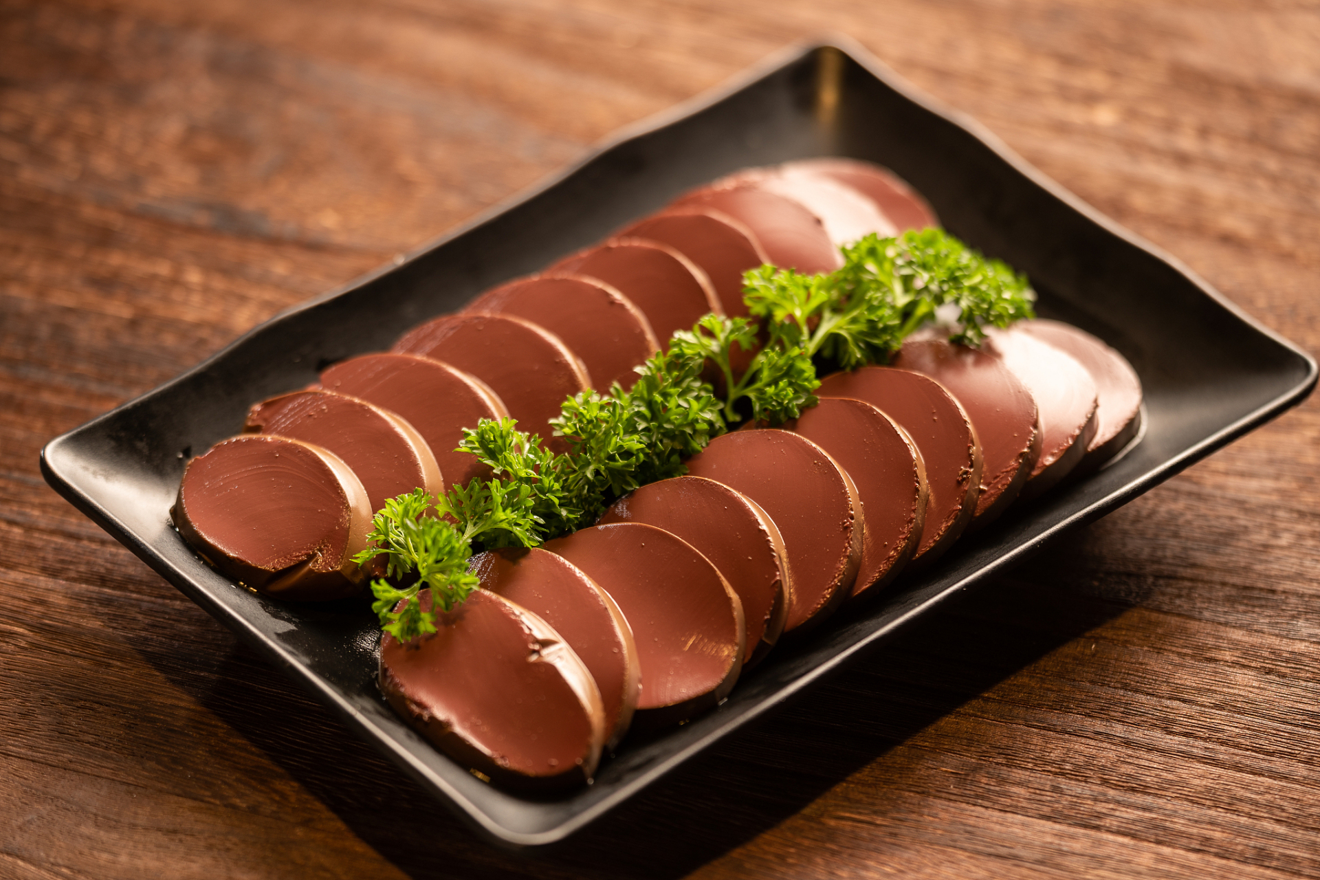 鸭血作为食材,其口感和营养价值受到人们喜爱.