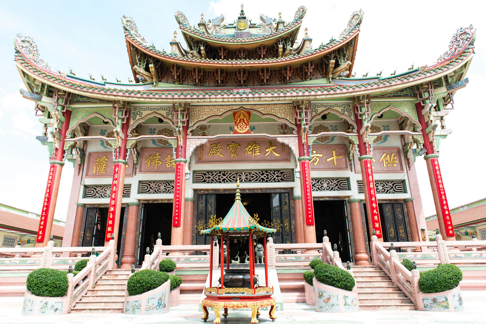 青礁慈济宫,又称慈济东宫,坐落于福建省厦门市海沧区青礁村崎山窒下