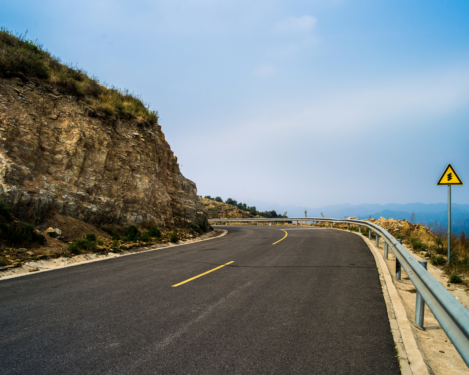 近日,雁门关外的山西长城一号旅游公路(朔州段)迎来"颜值高峰期",这