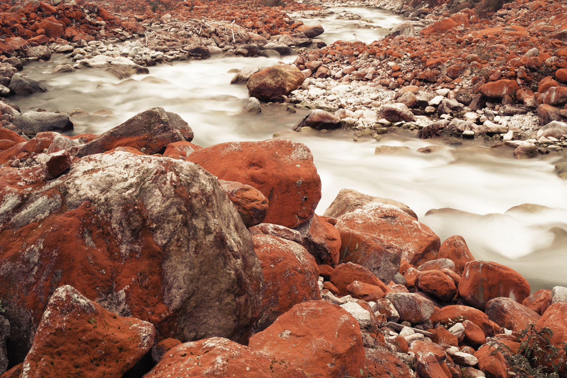 红色中国之川西红石滩 位于四川省甘孜藏族自治州泸定县海螺沟景区
