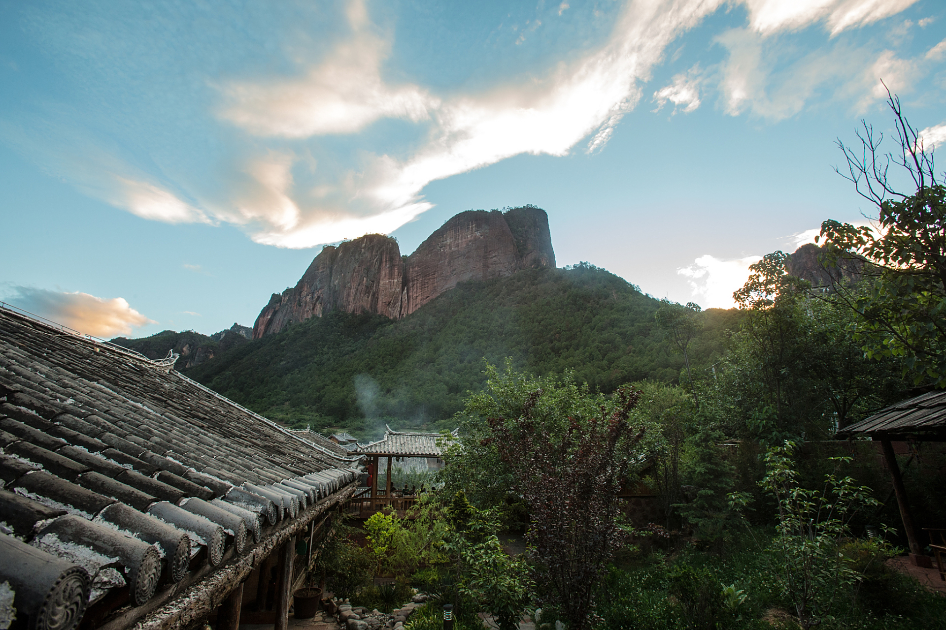 方山山巅平坦开阔,登高远眺,蔚蓝天空与白云交相辉映,微风拂过,清凉怡