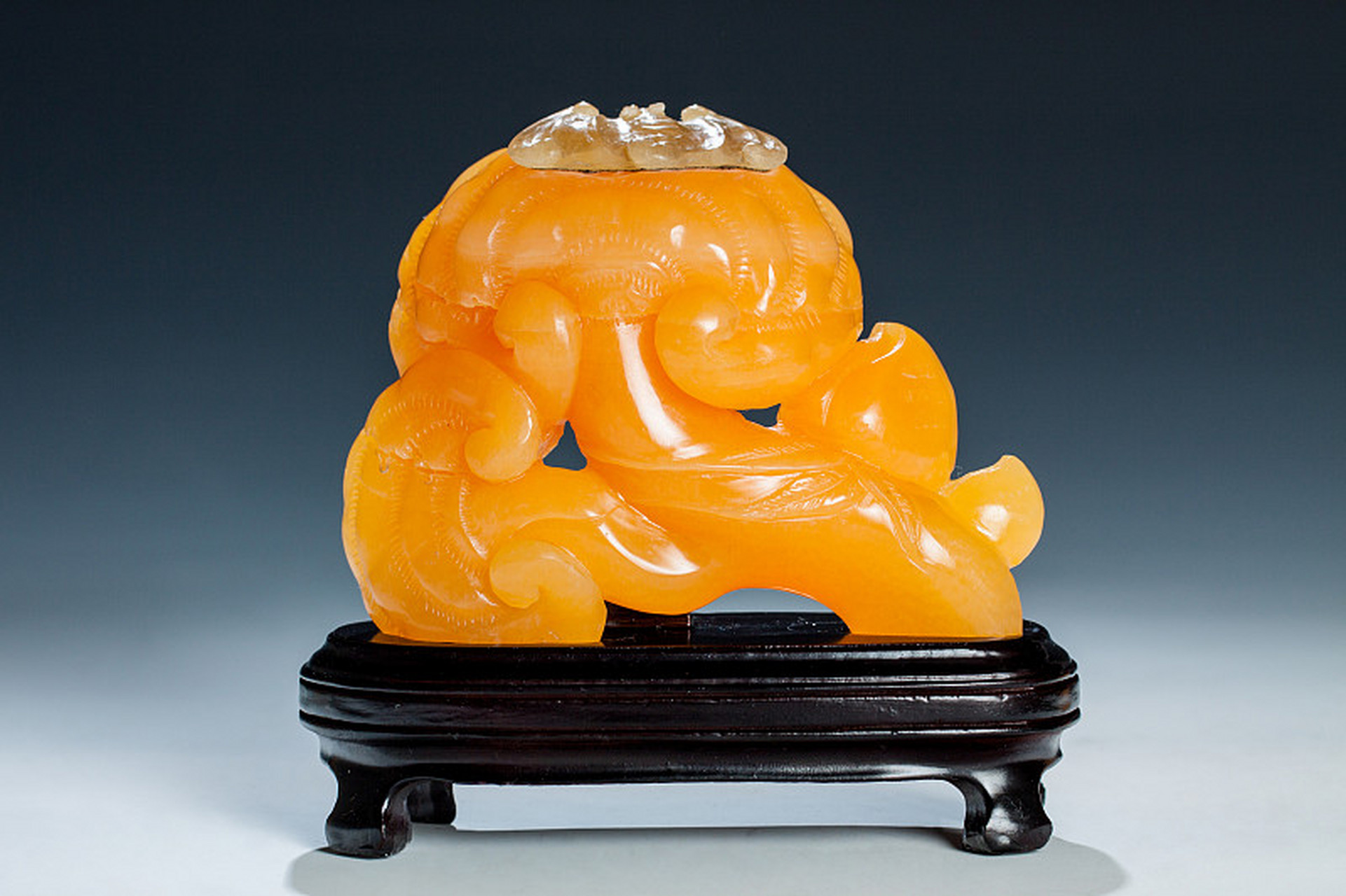 大家好,今天我想给大家种草的是一款非常美丽的玉石