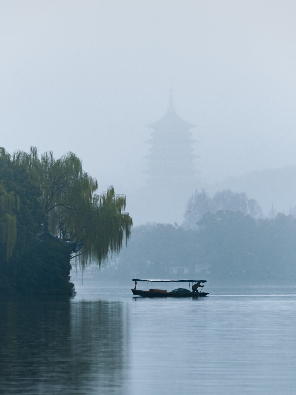 烟雨西湖,梦回江南  烟雨中的西湖,总是给人一种朦胧而神秘的感觉.