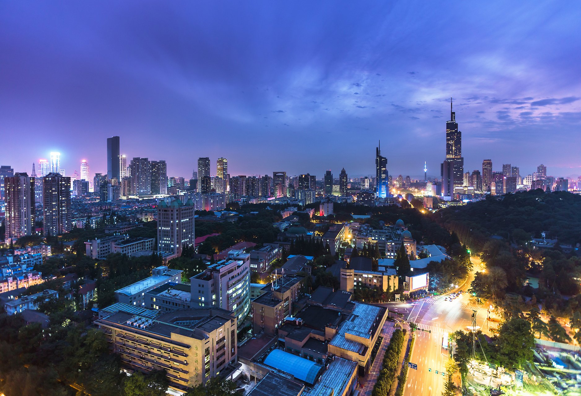 如果您正在寻找南京最美的夜景,那么您一定不要错过以下几个绝佳的