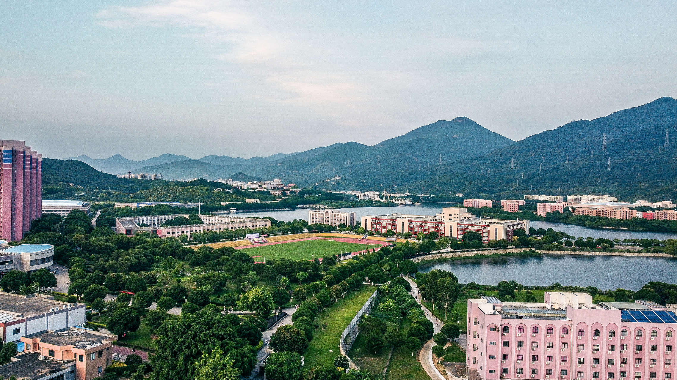 大学生校内骑自行车被处分,近日在福建泉州仰恩大学,一学生因在校内骑