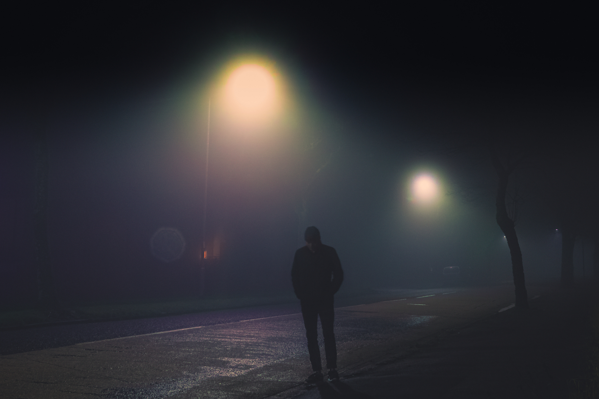 街灯下,背影拉长, 思绪纷飞,心中的话儿未完.