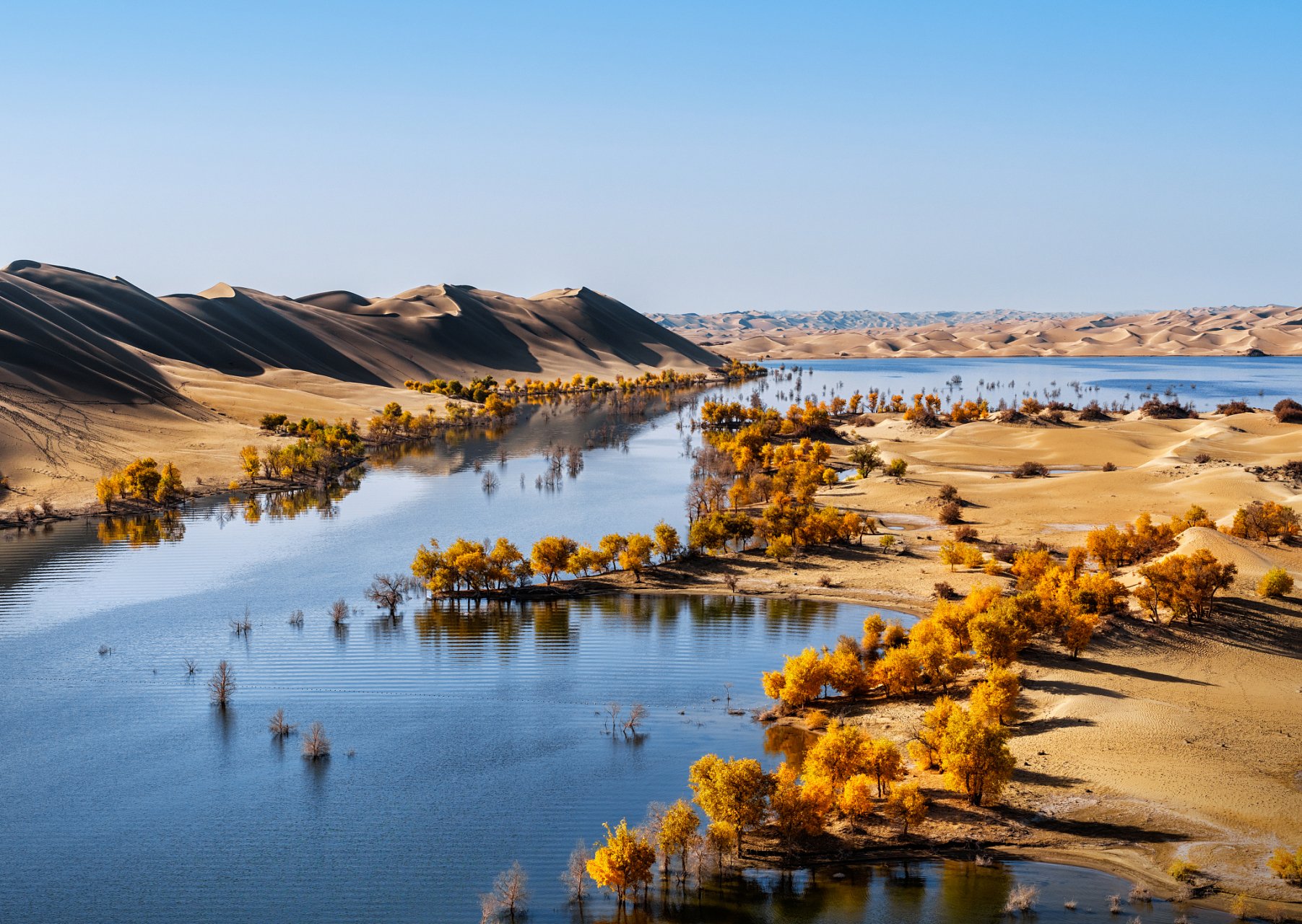 新疆旅游攻略必玩的景点  新疆是中国的一个多民族地区,拥有丰富的