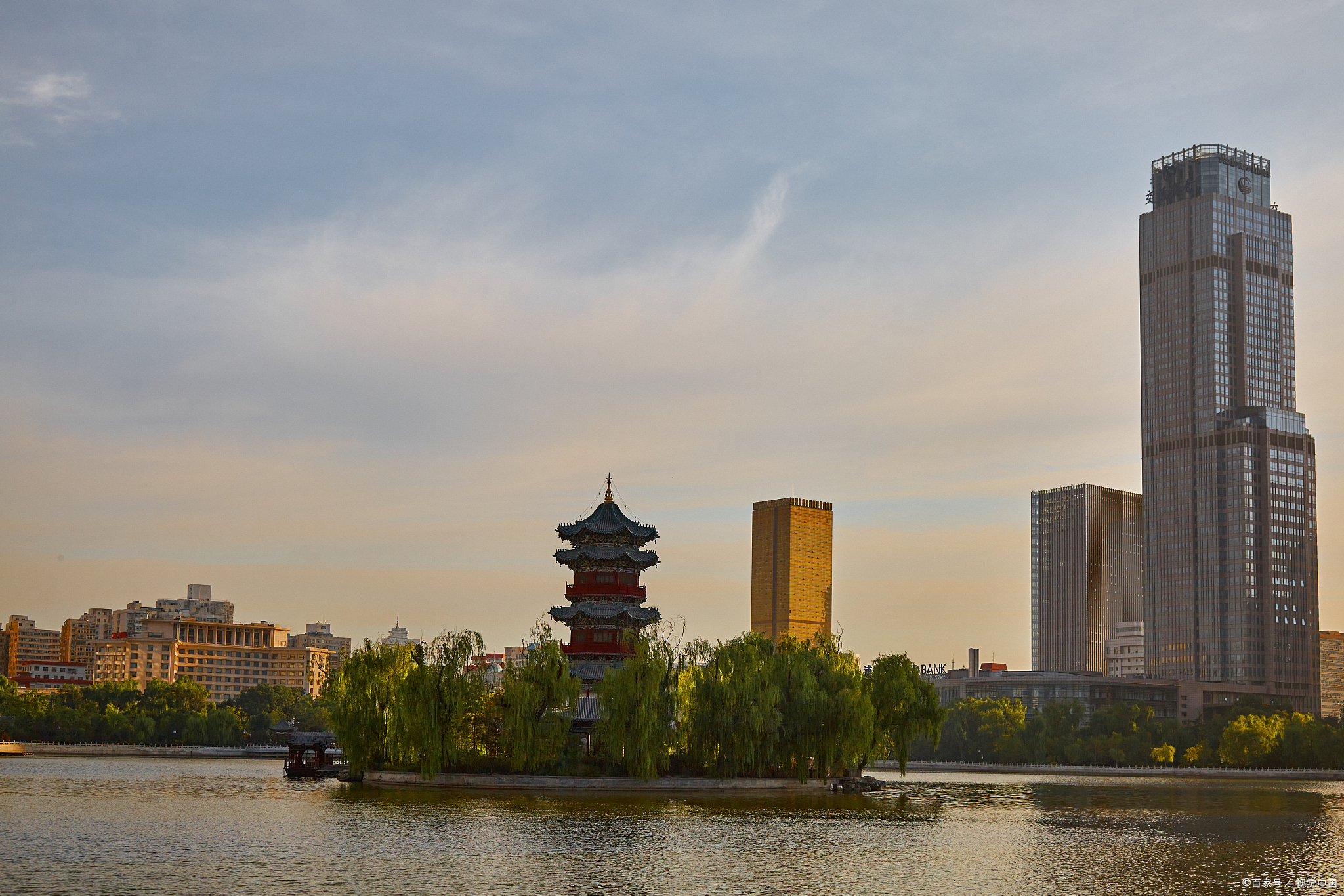 以下是一些推荐: - **沙澧河风景区**:沙澧河风景区是漯河的标志性