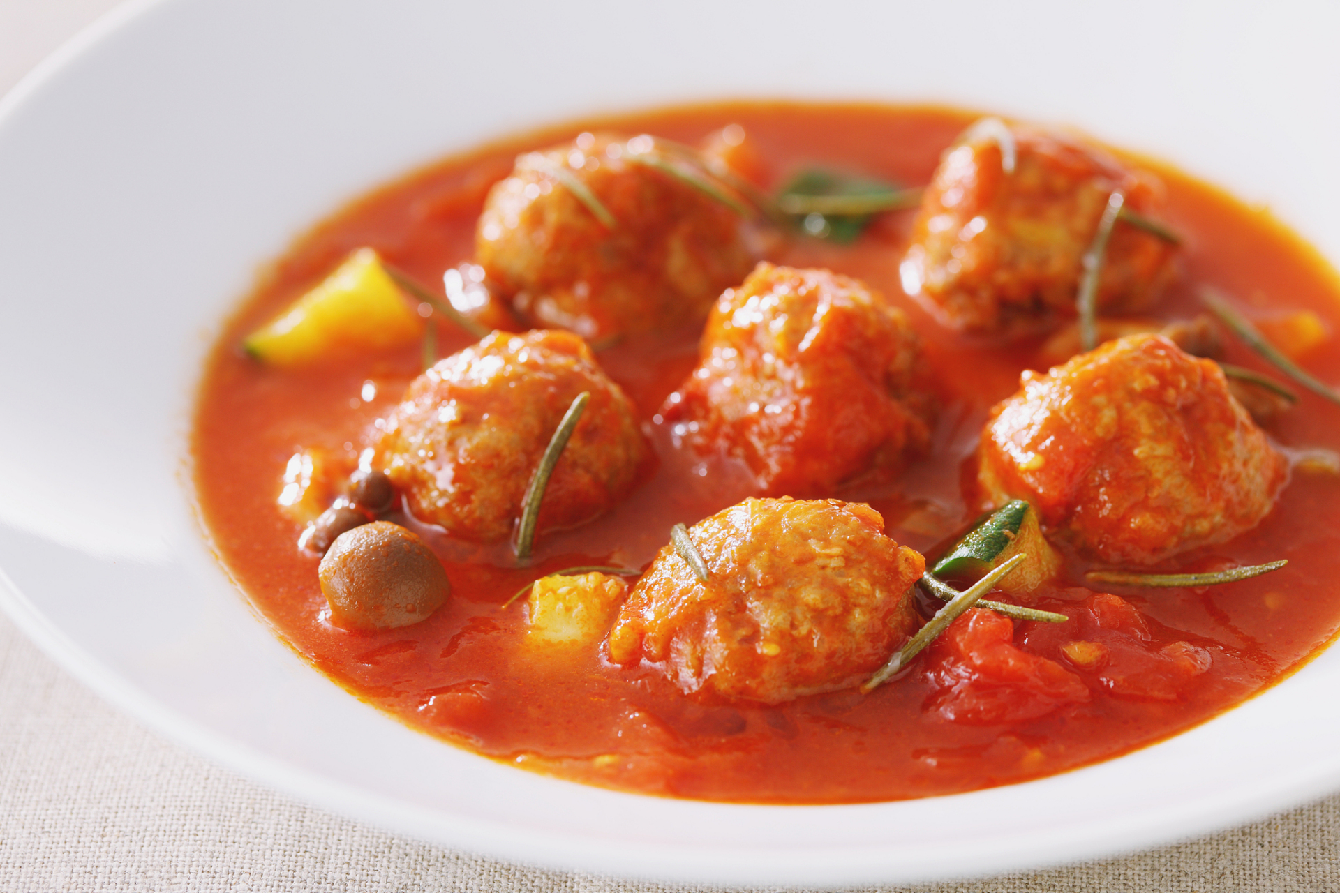 今日[下雨]美食推荐——番茄丸子汤  想象一下,在寒冷的天气,一碗热腾