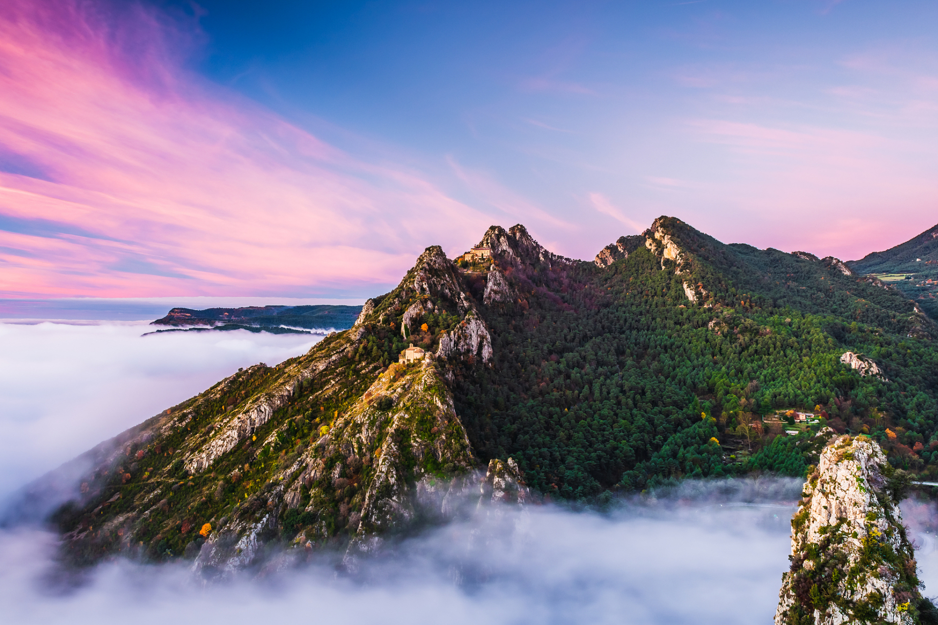 中国海岸线第一高峰—崂山耸立在黄海之滨,山海相连,山光海色奇特秀丽