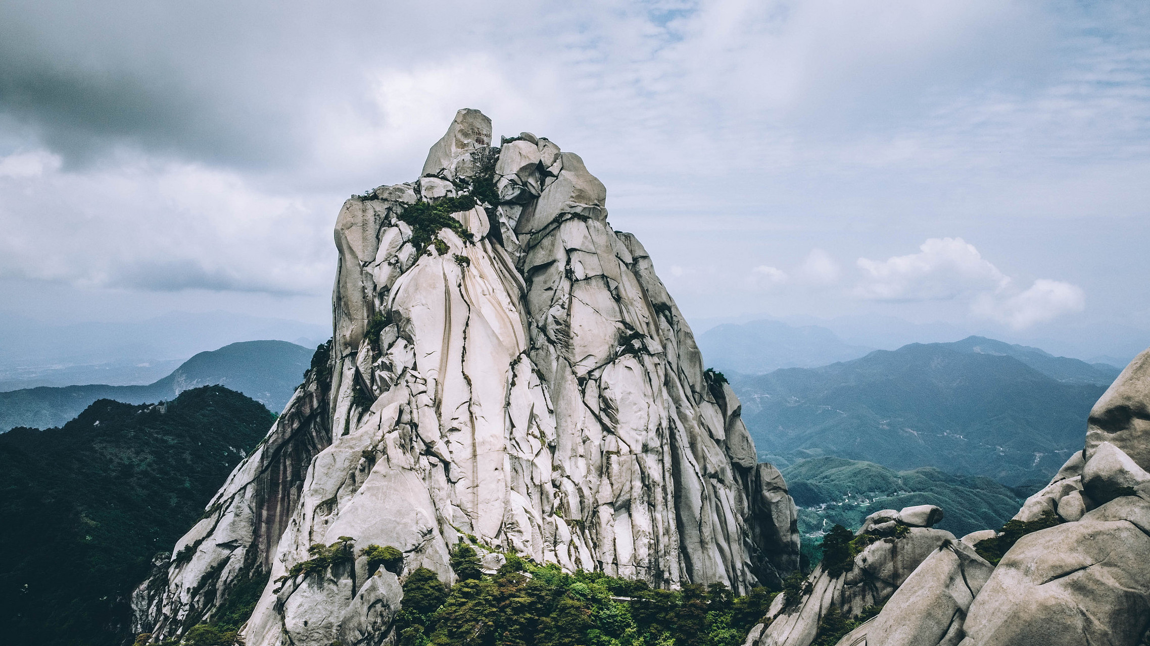 天柱山,位于安徽省安庆市潜山县,是国家级重点风景名胜区,国家aaaaa级