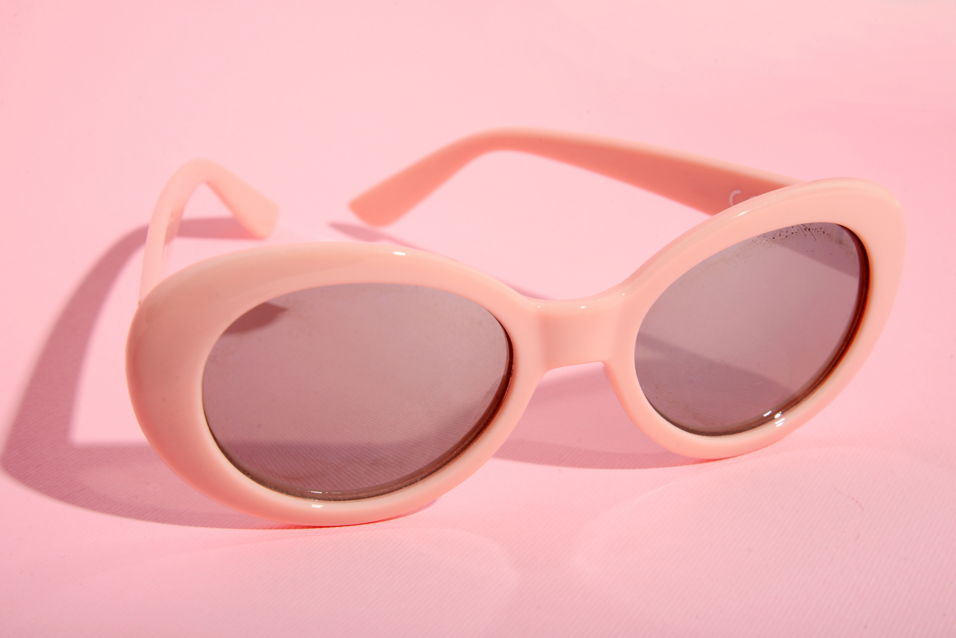 把前面头发撩一边 然后带上发夹再戴上粉色墨镜就有粉红女郎哈妹那味