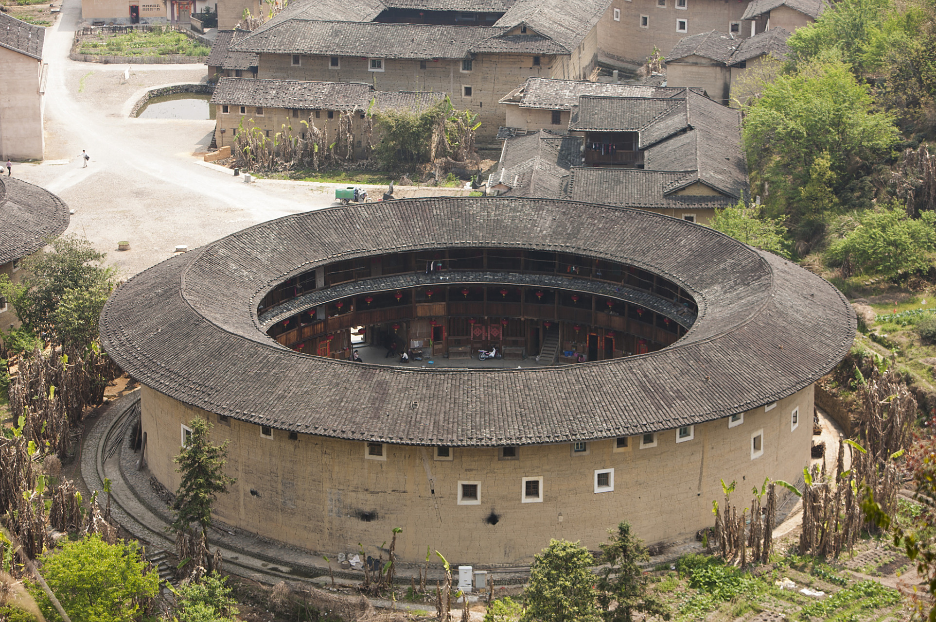 福建土楼是中国传统建筑的瑰宝,据说共有3.