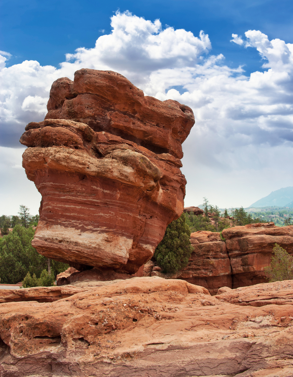 河南郑州新密市有个超级震撼的地方叫红石林景区,这可是一处集自然