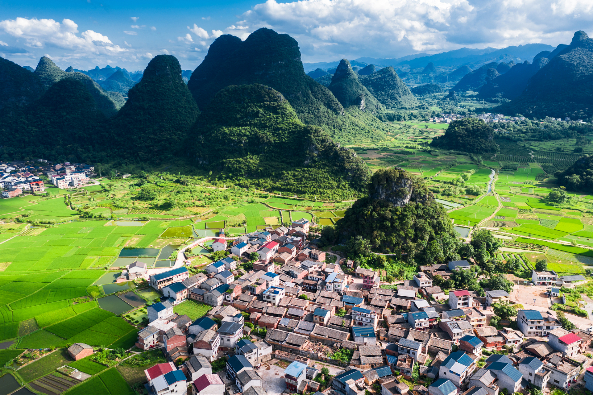 坝美村位于云南省文山州广南县北部八达乡和阿科乡交界处,村子四面