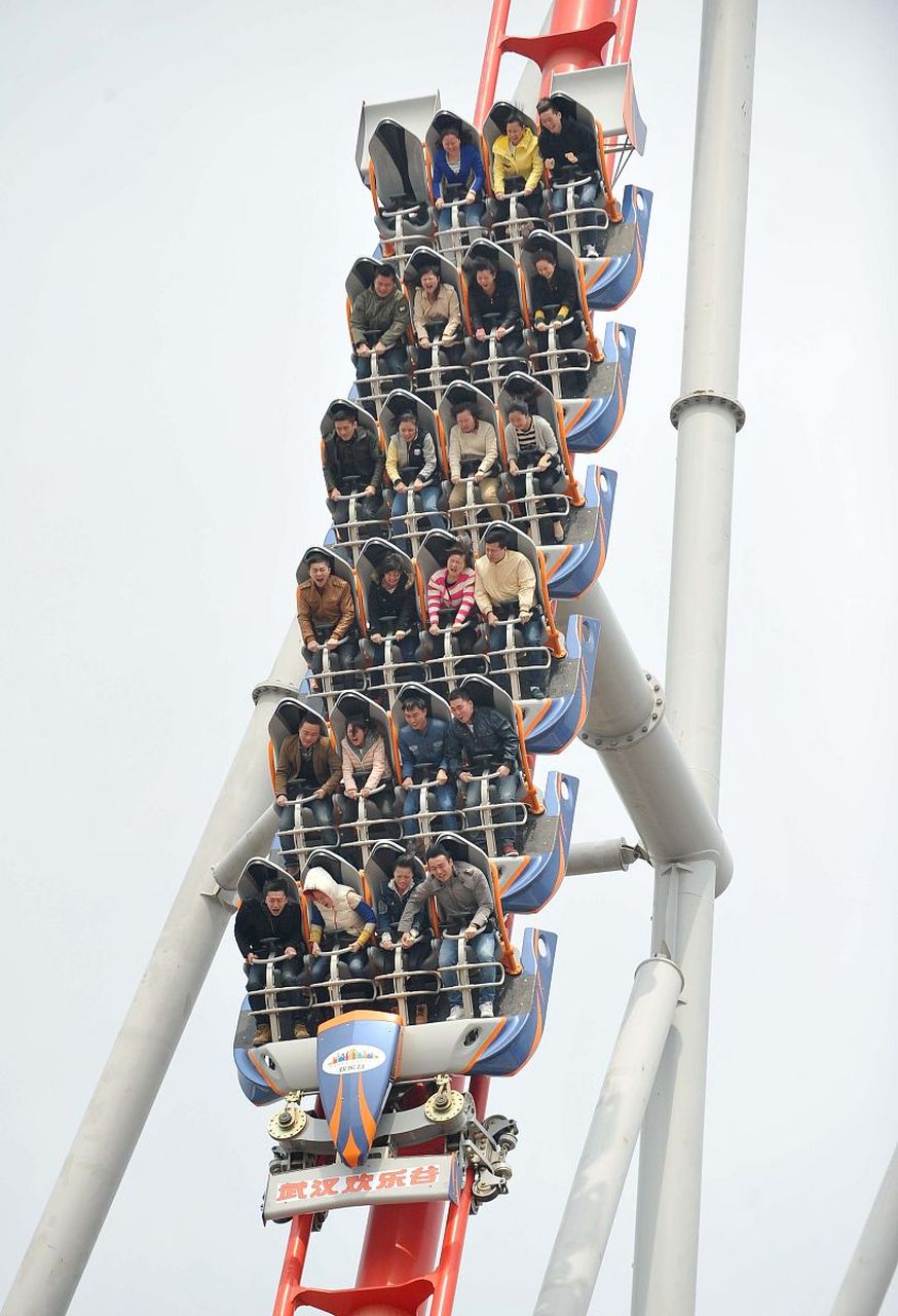 10月27日,欢乐谷过山车追尾事故引起广泛关注.