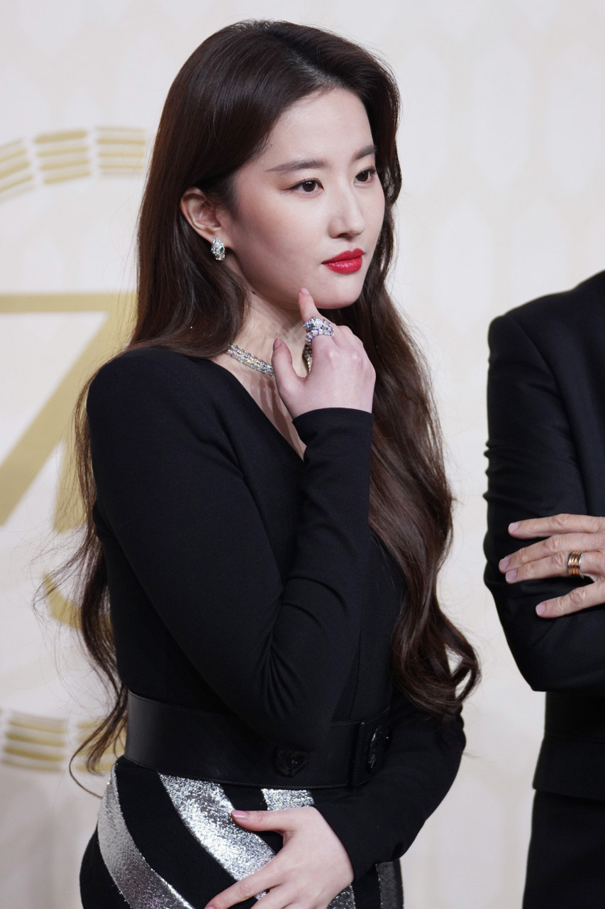 这么说吧,华人女明星里面首个好莱坞迪斯尼电影大女主,这一个足够让