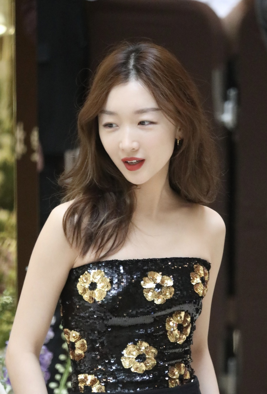 刘昊然和周冬雨主演的《燃冬》入围了戛纳电影节,这部电影从头到尾都