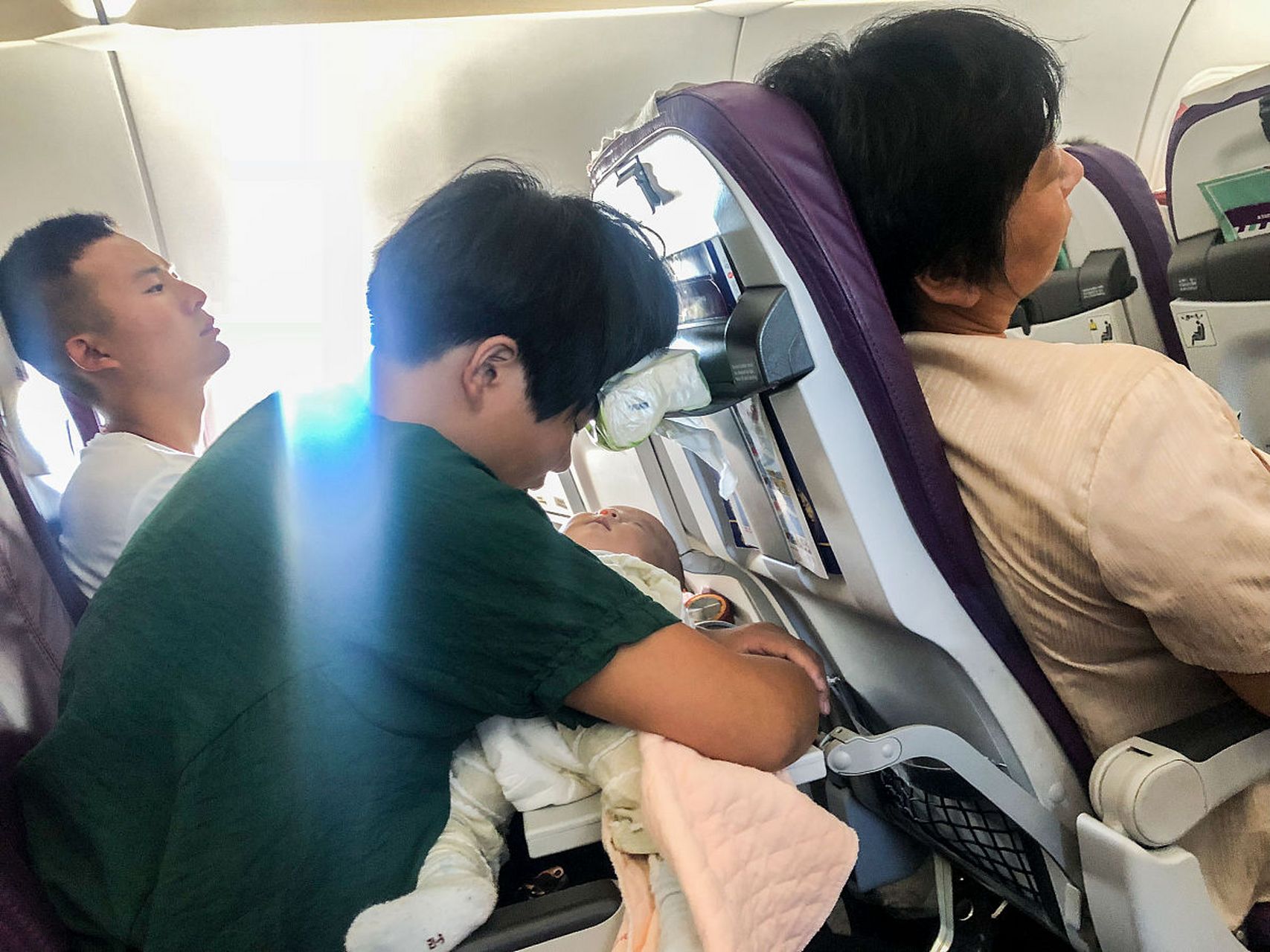 乘客被熊孩子薅头发弹脑壳反遭吼 7日,湖南.