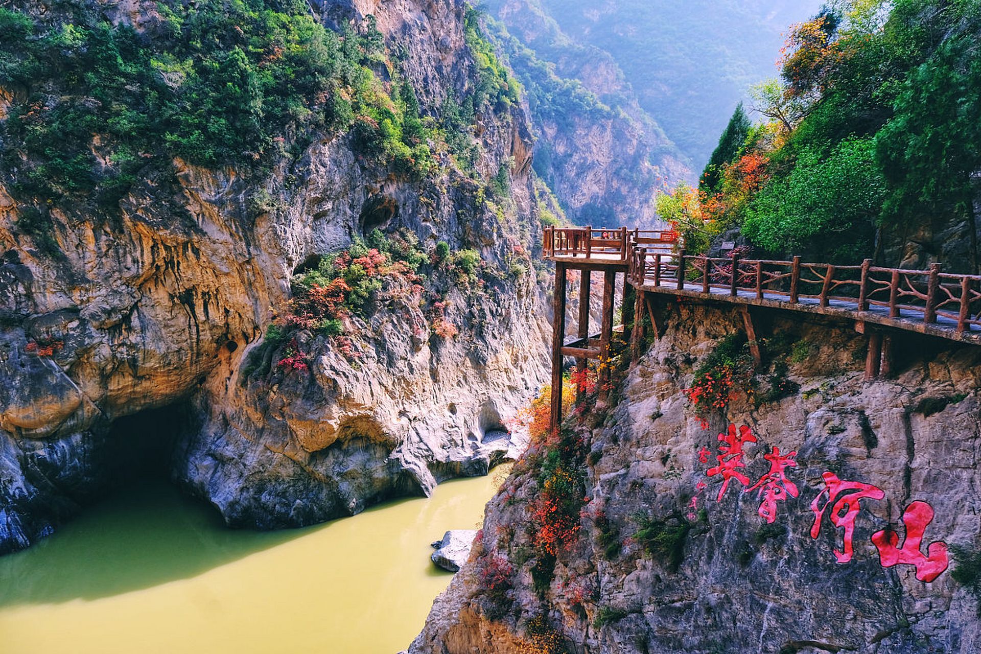 陕西安康旅游必去的十大景点包括石泉古街石锅鱼,奠安塔,白河县梁家寨