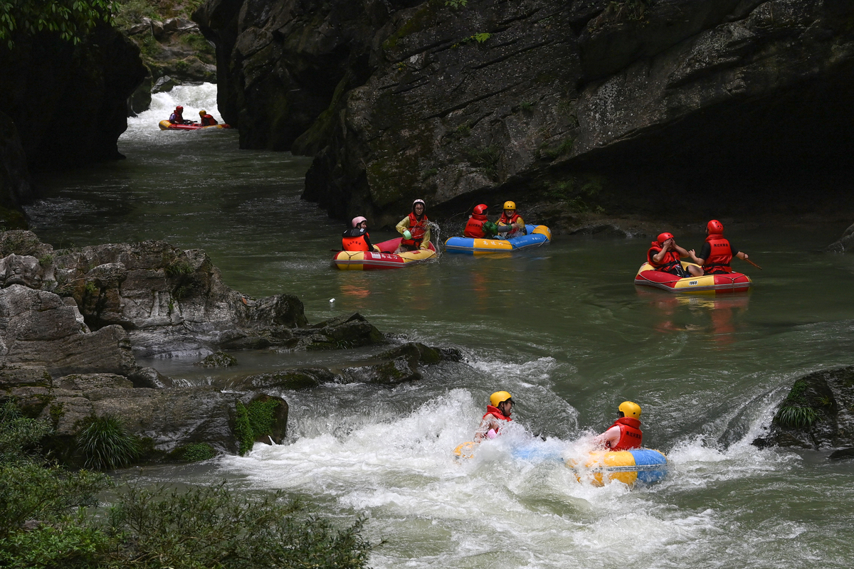 遂宁射洪龙凤峡,竹筏漂流打水仗,浑身湿透笑垦照