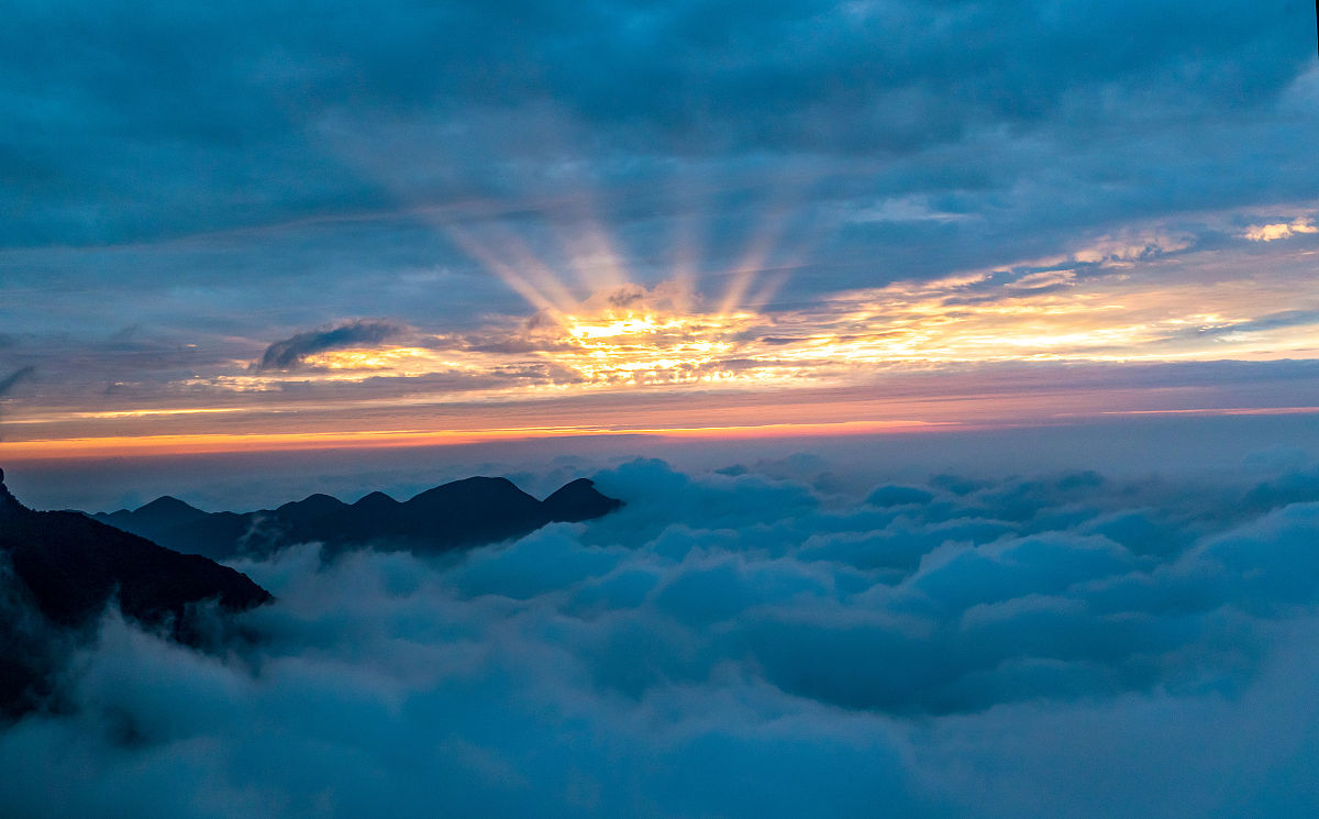 美丽的晚霞映入眼帘,朝霞绚丽多彩,仿佛是人世间最美的景致