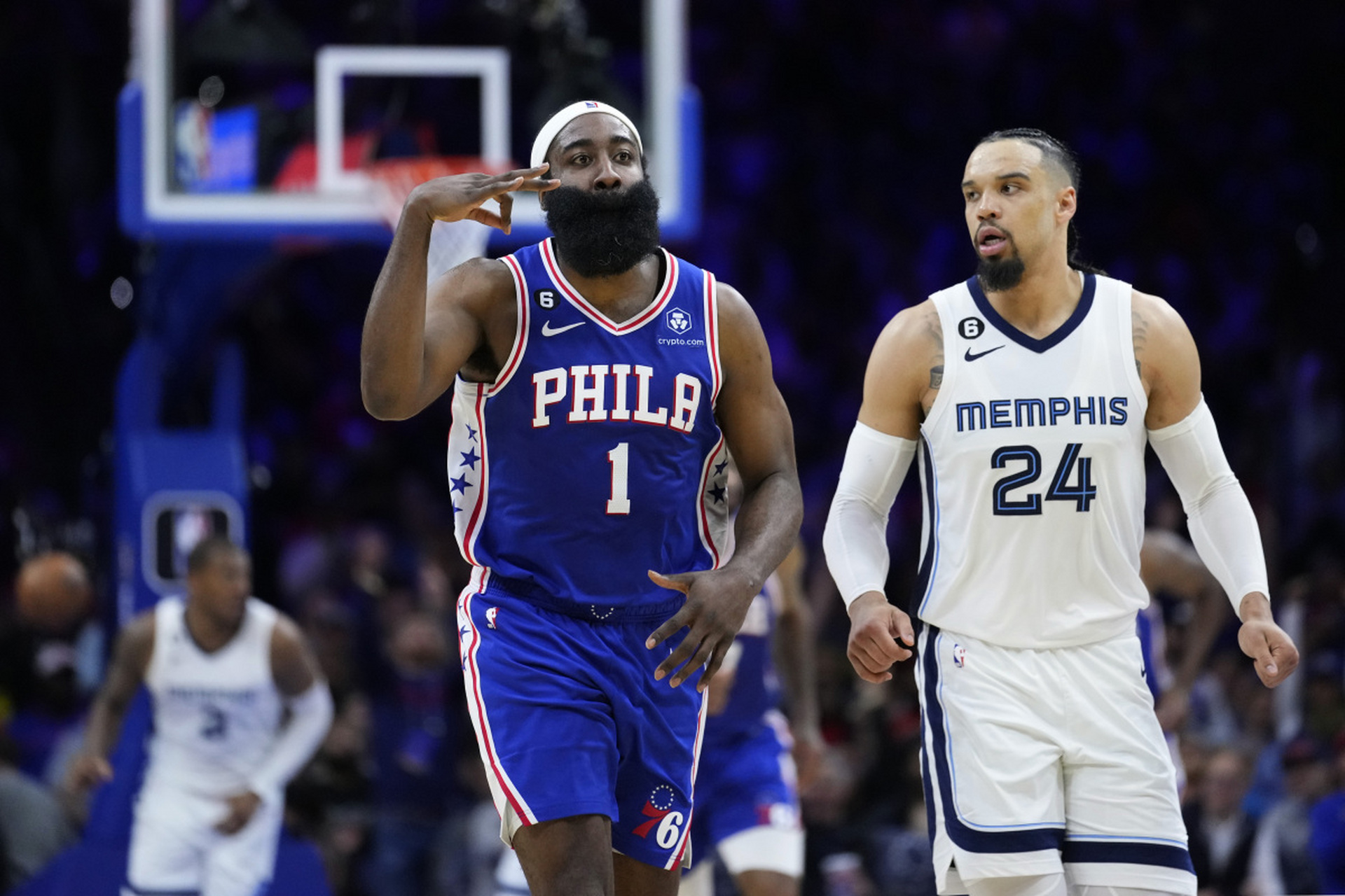 哈登中国行期间接受采访时公然炮轰莫雷,当他得知76人不会为他奉梢换