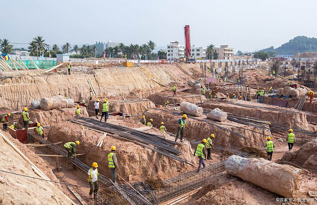 排桩支护:将柱列式间隔布置的钢筋混凝土挖孔,钻孔灌注桩作为主要挡