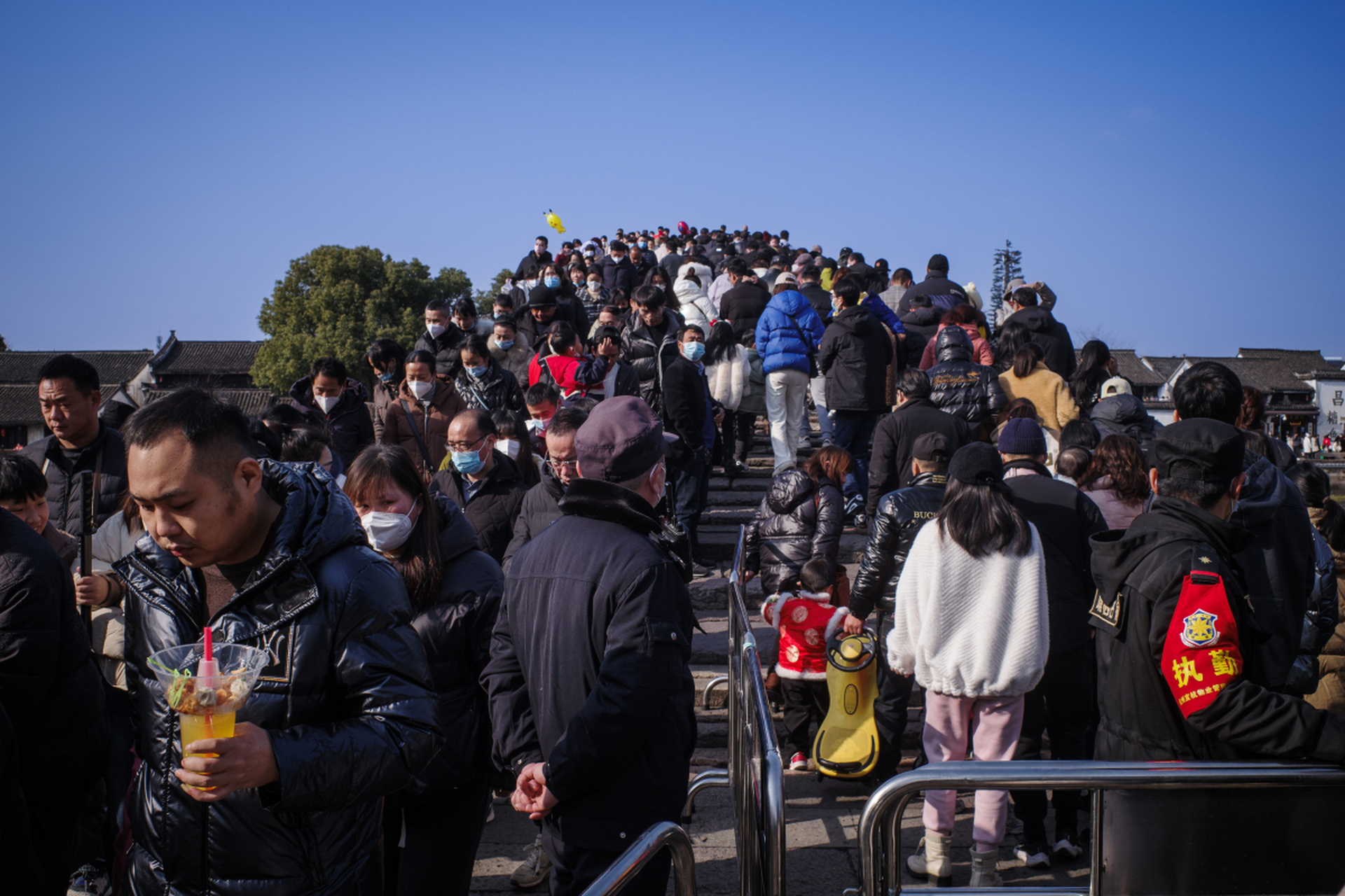 经济困境下五一旅游游客爆满,真相何在?