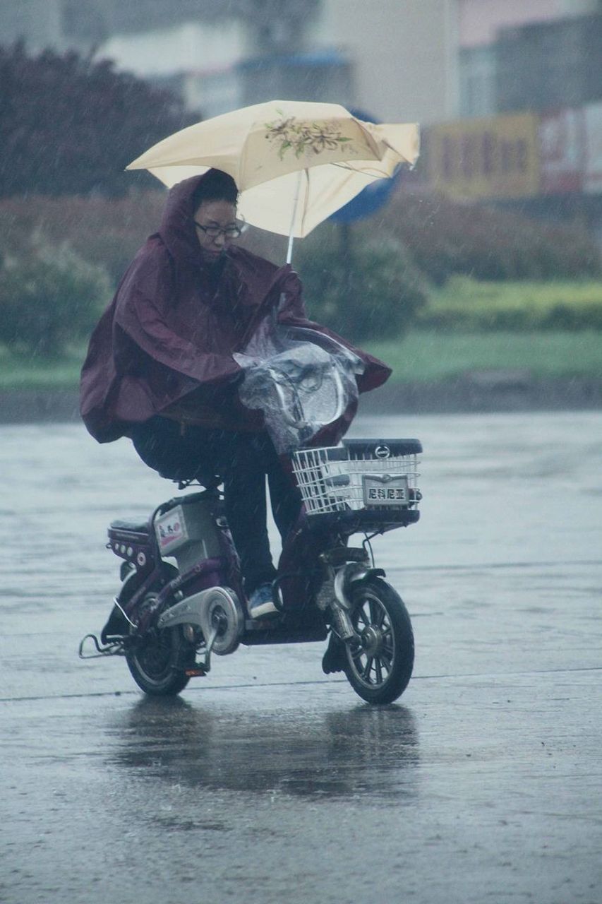 8215如何在暴雨天安全骑电动车?