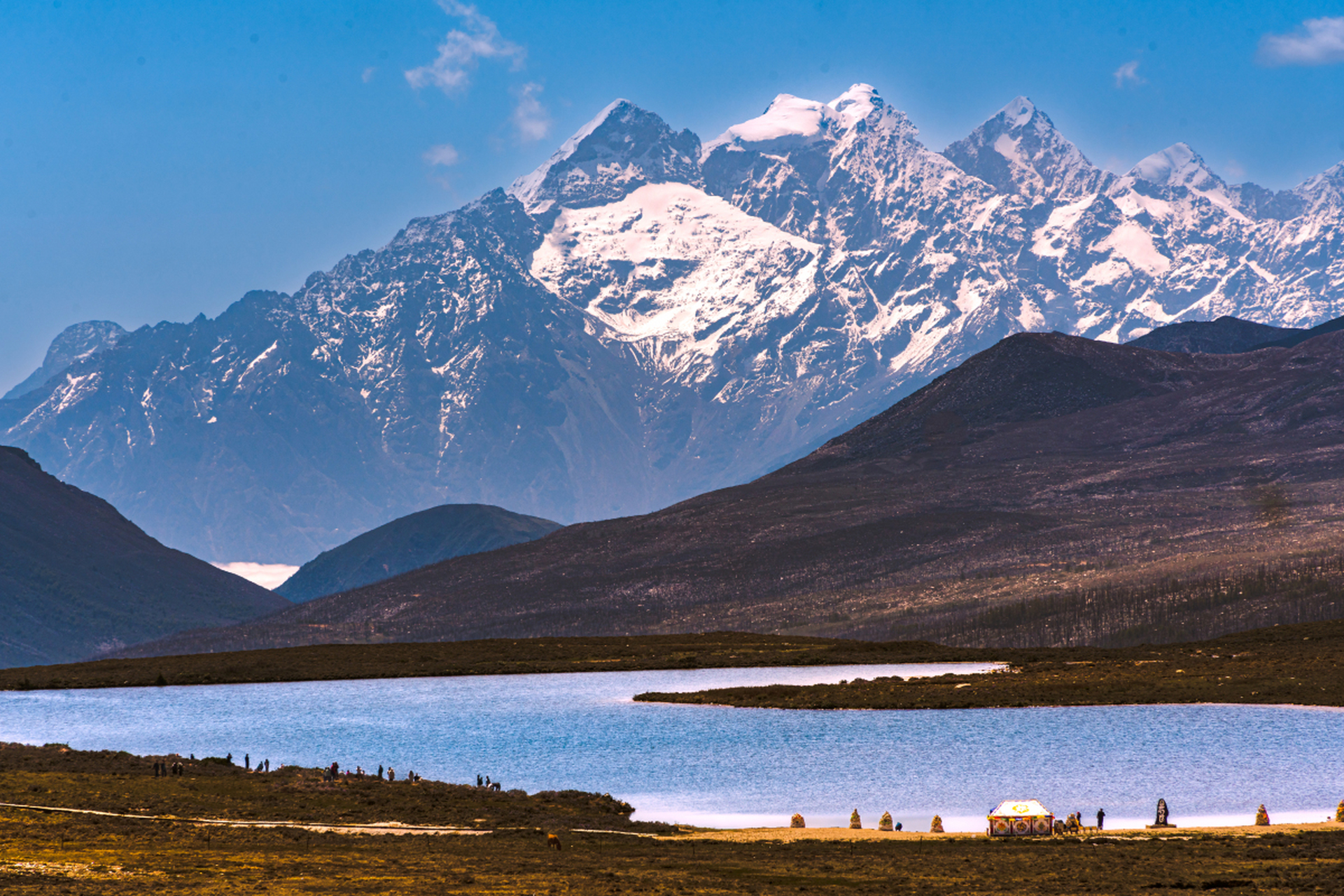 在四川省甘孜藏族自治州康定市,有一个令人心醉的高原海子——红海子.