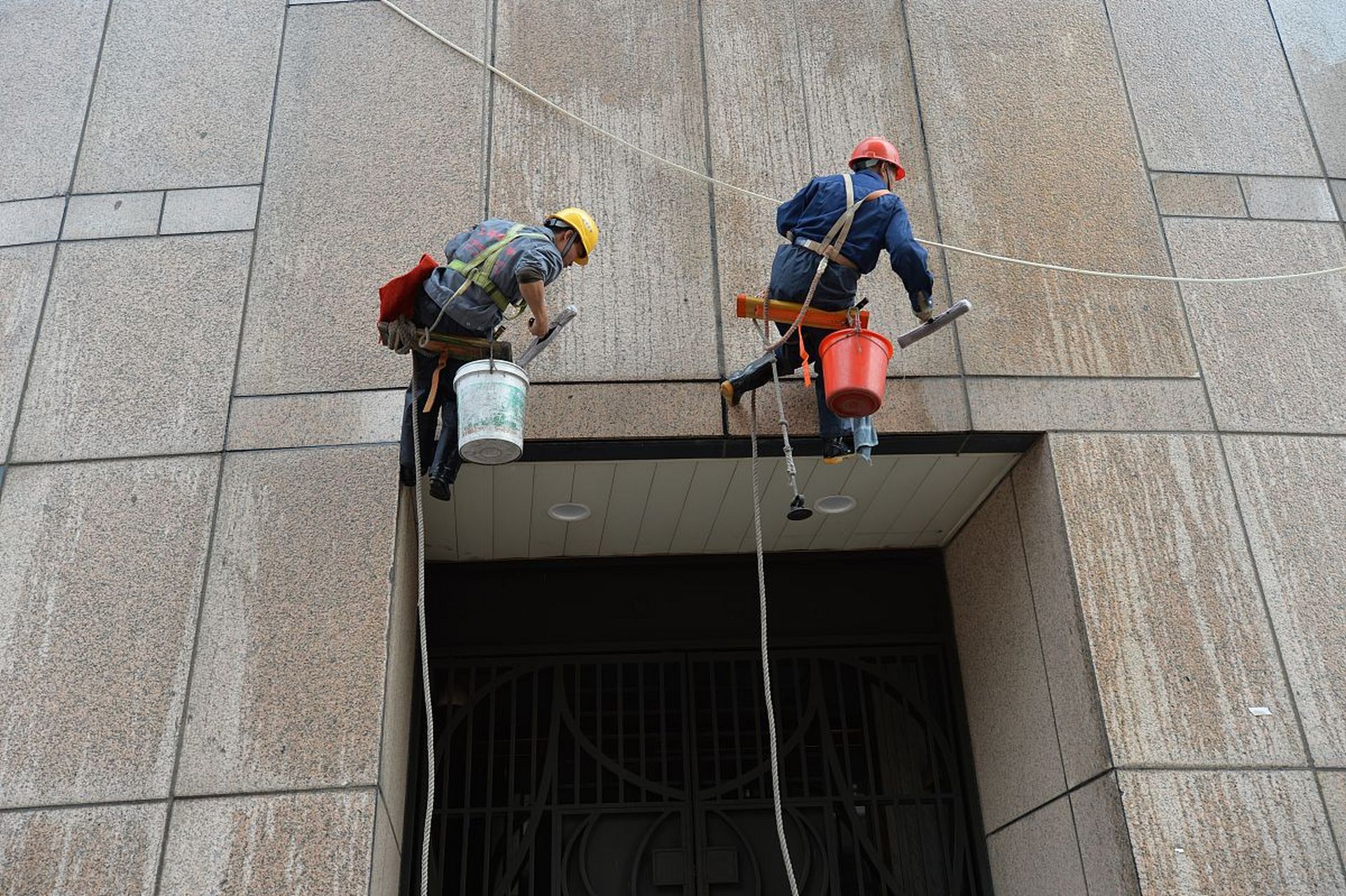 外墙防水补漏施工方案包括施工前准备,基层处理,防水层施工,增强层