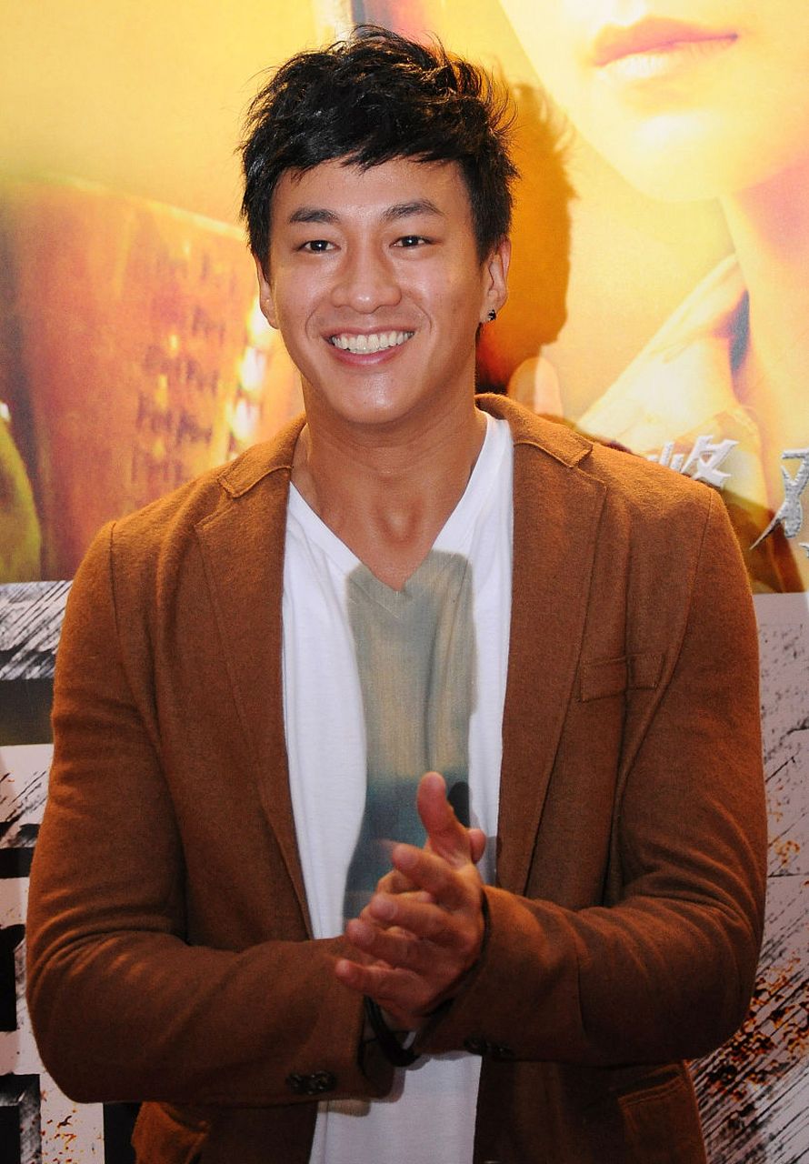 2016年,41岁的何润东娶了初中学历,出身农村的33岁柜姐林姵希为妻.