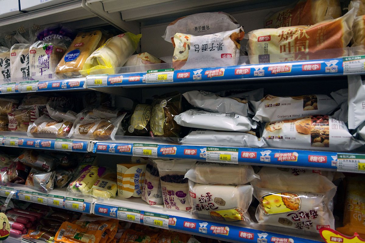 不知道大家发现没有,现在各个超市货架上的蛋糕,面包堆的满满的,颐换