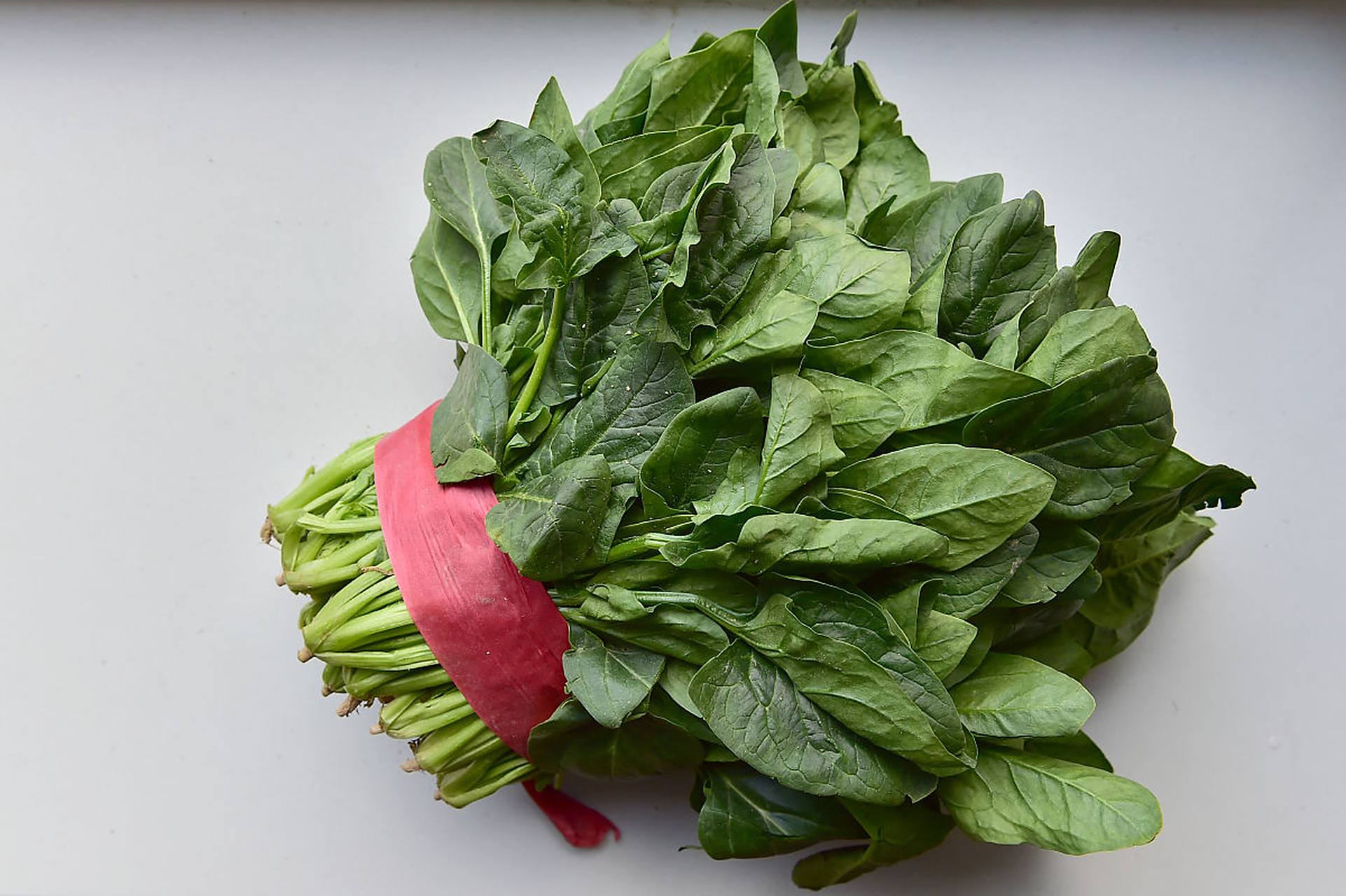 菠菜是一种常见的蔬菜,其名字的由来可以追溯到它的原产地和传播历史.