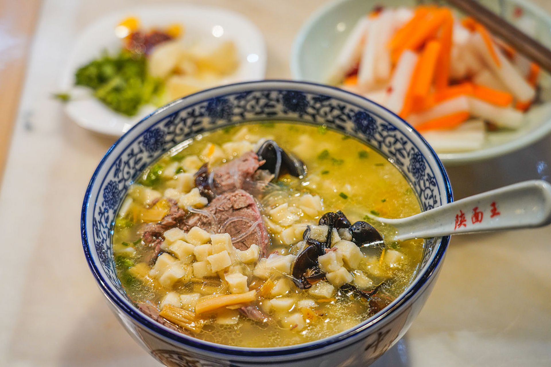 牛羊肉泡馍  牛羊肉泡馍烹制精细,料重味醇,肉烂汤浓,肥而不腻,营养