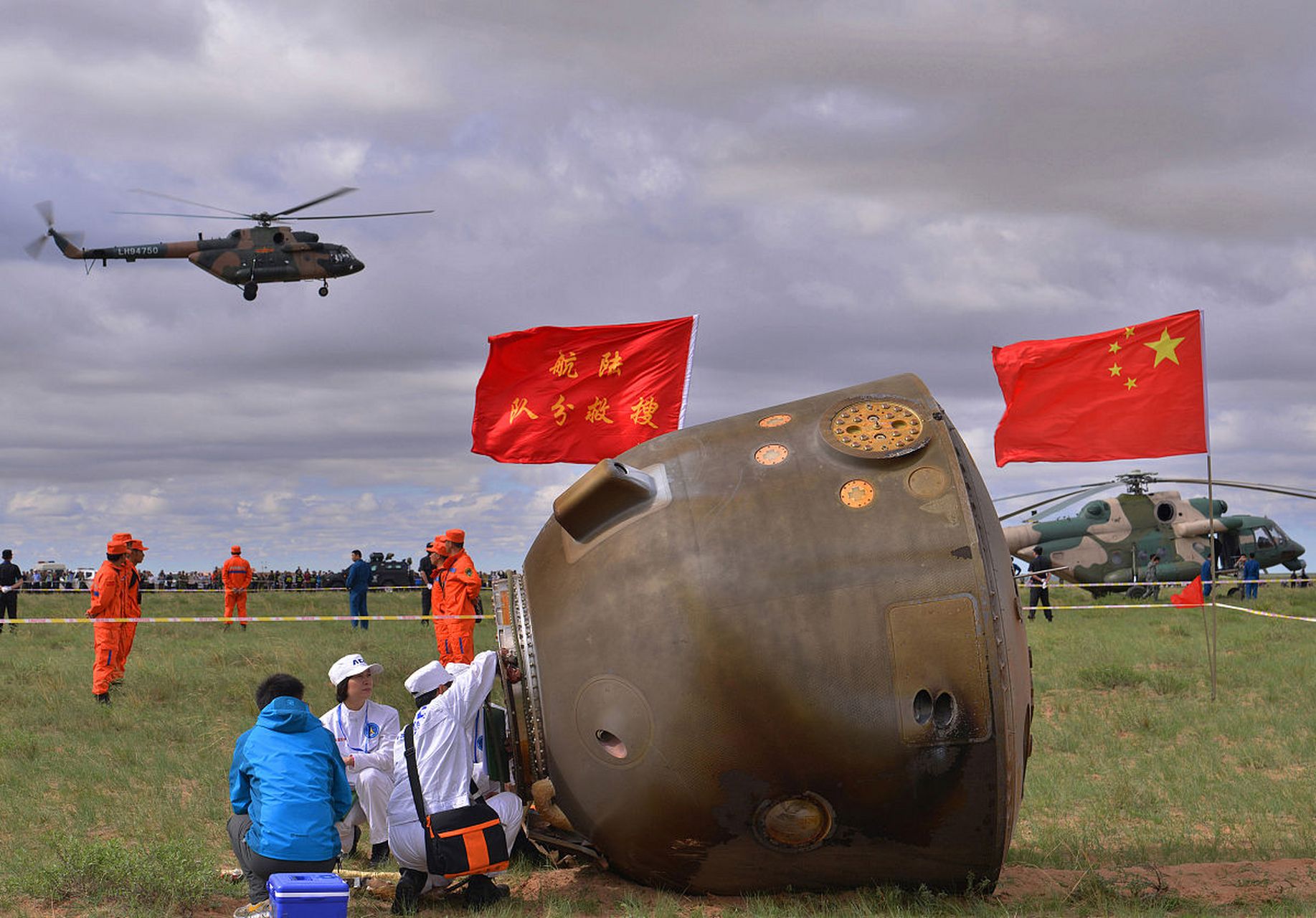 神舟# #神舟十号发射成功10周年#2013年6月11日,航天员聂海胜,张瞎忖