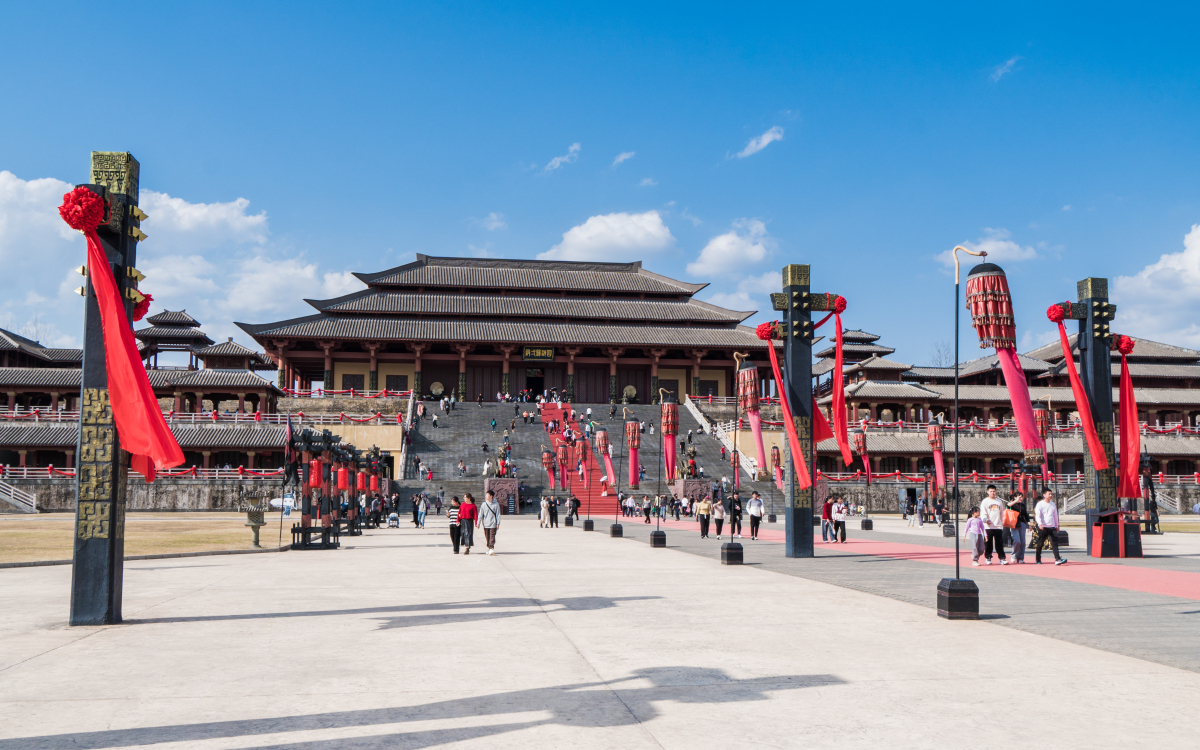 郑州中原影视城,这座位于郑州的影视主题公园,仿佛是一座时光的穿梭机