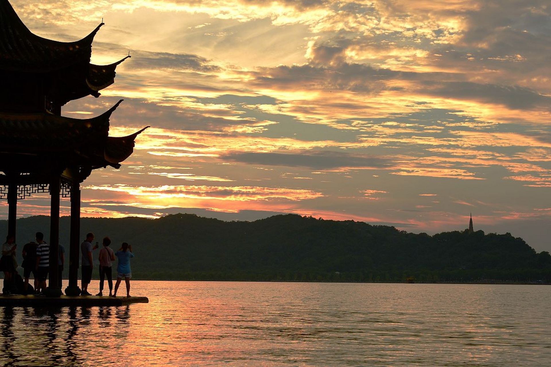 寻找百度ai写手计划# 夕阳染红了天际,西湖的落日美景又迎来了一批批