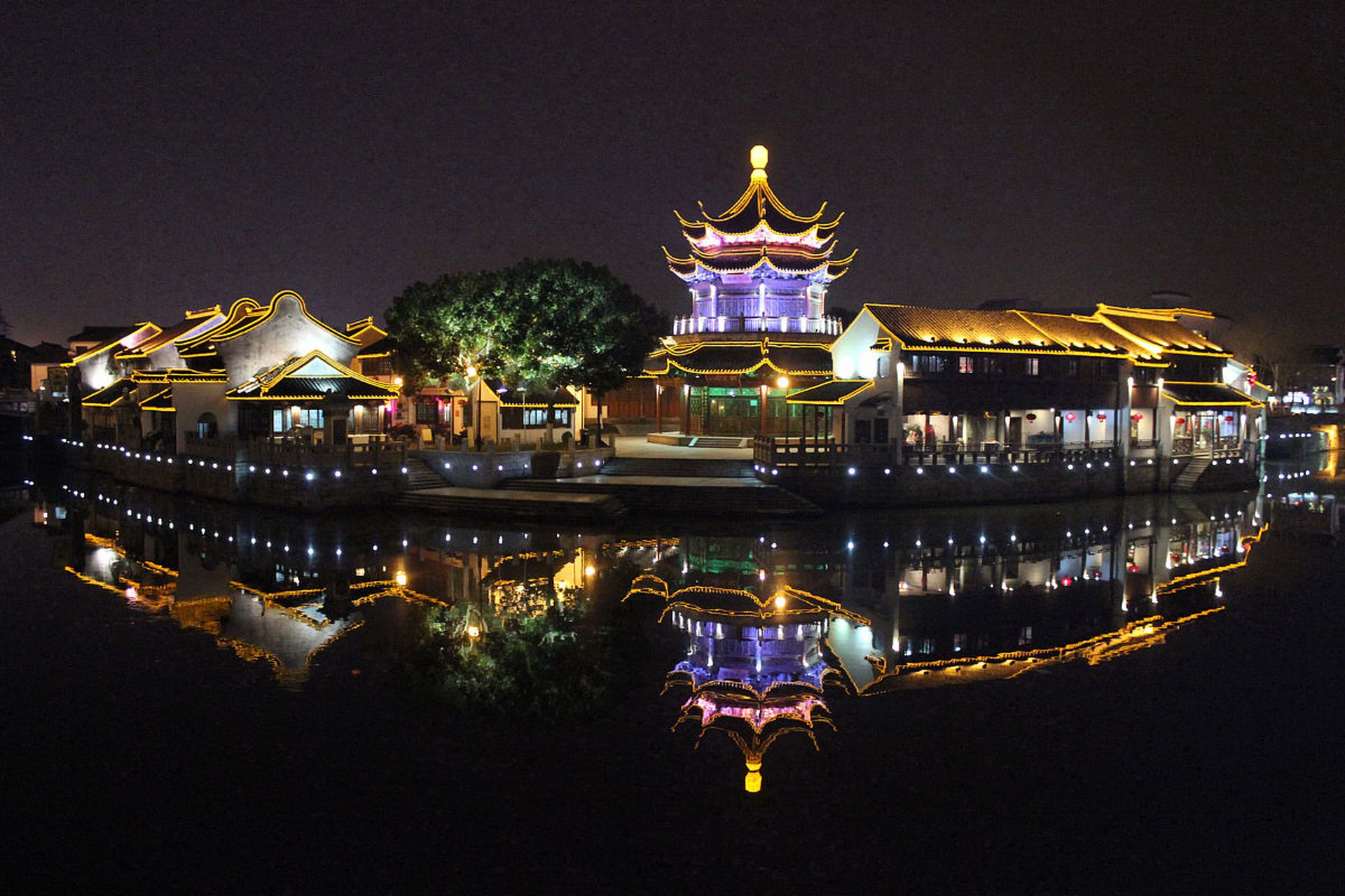 夜晚的苏州运河,就像一条镶嵌着无数宝石的丝带,在