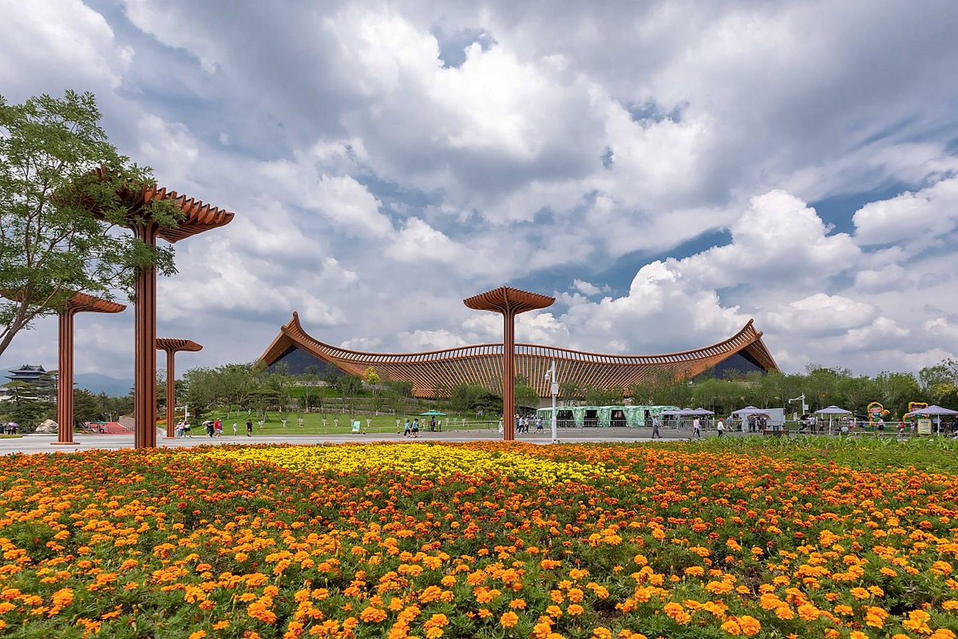 位于昆明市东北郊金殿风景区的昆明世博园(aaaaa级景区),距离市中心仅