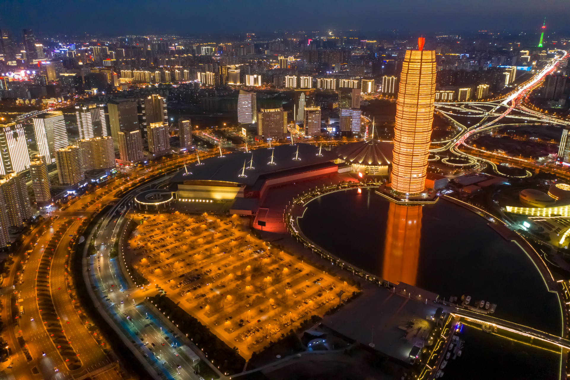 郑州千玺广场,俗称大玉米楼,郑州乃至河南最著名的地标性建筑,集